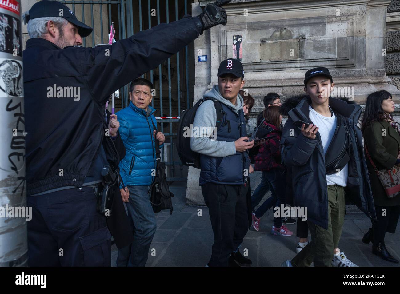 Die Polizei sicherte das Gebiet vor dem Louvre am 3. Februar 2017 in Paris, Frankreich. Ein französischer Soldat eröffnete das Feuer auf einen Mann, der eine Sicherheitspatrouille angegriffen hatte, während er versuchte, Zugang zum Louvre in Paris zu erhalten. Das Museum wurde evakuiert und die Anti-Terror-Einheit hat eine Untersuchung eingeleitet.(Foto: Julien Mattia/NurPhoto) *** Bitte benutzen Sie den Credit from Credit Field *** Stockfoto