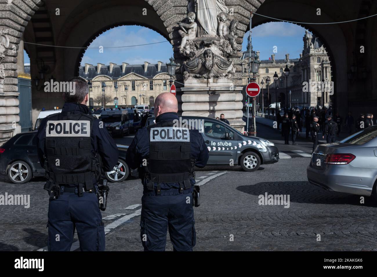 Die Polizei sicherte das Gebiet vor dem Louvre am 3. Februar 2017 in Paris, Frankreich. Ein französischer Soldat eröffnete das Feuer auf einen Mann, der eine Sicherheitspatrouille angegriffen hatte, während er versuchte, Zugang zum Louvre in Paris zu erhalten. Das Museum wurde evakuiert und die Anti-Terror-Einheit hat eine Untersuchung eingeleitet.(Foto: Julien Mattia/NurPhoto) *** Bitte benutzen Sie den Credit from Credit Field *** Stockfoto