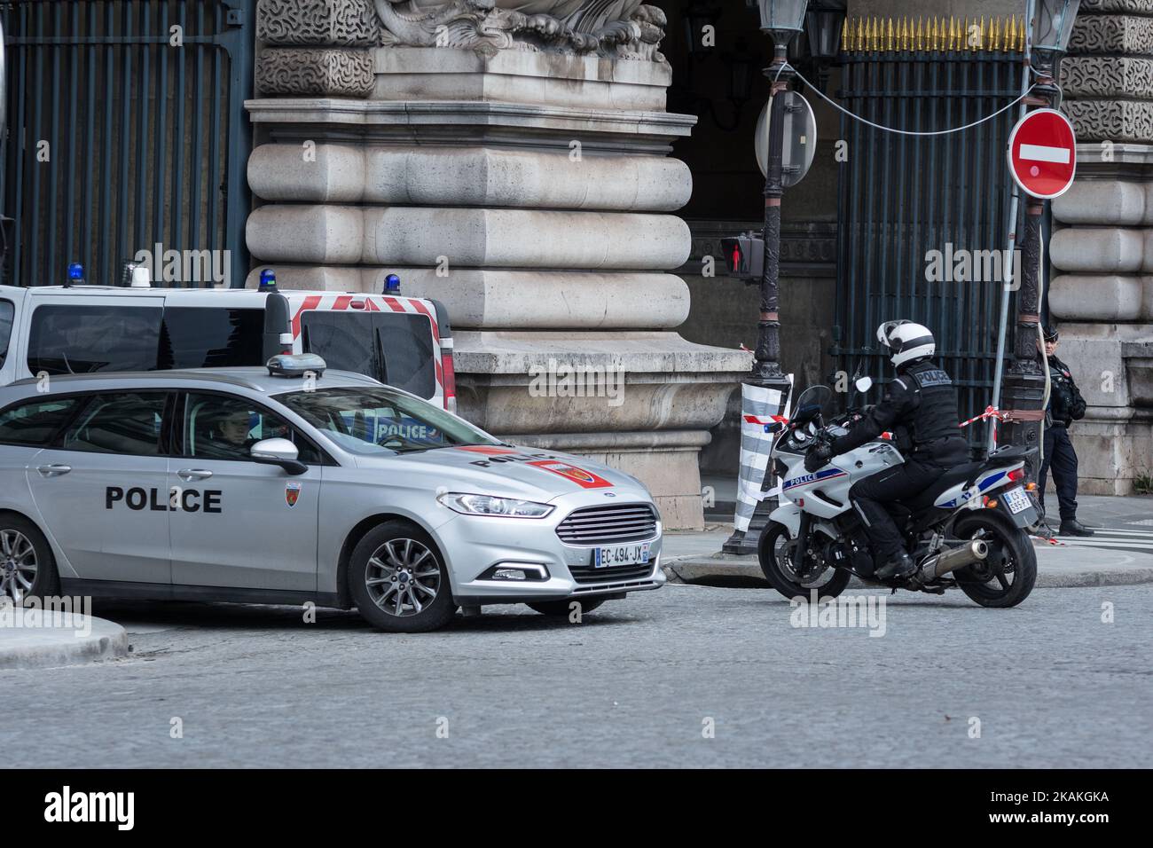 Die Polizei sicherte das Gebiet vor dem Louvre am 3. Februar 2017 in Paris, Frankreich. Ein französischer Soldat eröffnete das Feuer auf einen Mann, der eine Sicherheitspatrouille angegriffen hatte, während er versuchte, Zugang zum Louvre in Paris zu erhalten. Das Museum wurde evakuiert und die Anti-Terror-Einheit hat eine Untersuchung eingeleitet.(Foto: Julien Mattia/NurPhoto) *** Bitte benutzen Sie den Credit from Credit Field *** Stockfoto