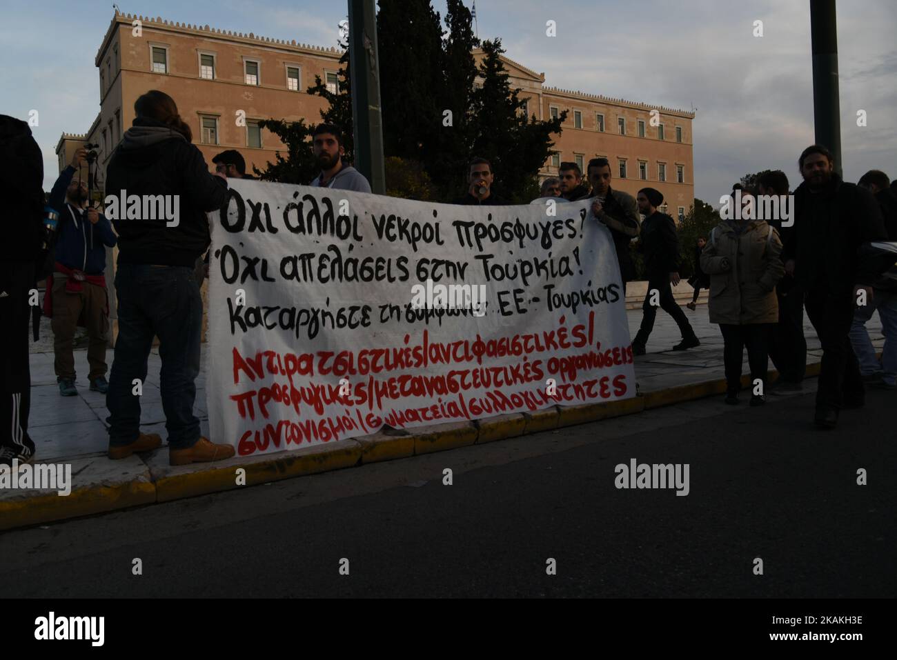 Protest in Athen am 3. Februar 2017 gegen die Bedingungen der griechischen Flüchtlingslager nach dem Tod von fünf Migranten in diesem Winter. Auf einem Sondergipfel in Malta am 3. Februar 2017, der von den Herausforderungen von Donald Trump und dem Brexit überschattet wurde, einigten sich die Staats- und Regierungschefs der Europäischen Union auf einen Plan zur Eindämmung der Massenmigration aus Libyen. Griechenland hat mehr als 60.000 Flüchtlinge und Migranten auf seinem Boden, das Ergebnis einer Reihe von Grenzschließungen auf dem Balkan und in Osteuropa im vergangenen Jahr. Viele der Lager sind überfüllt, vor allem auf den Inseln vor der Türkei. Auf Lesbos befinden sich nominell fast 5.000 Menschen in Lagern Stockfoto