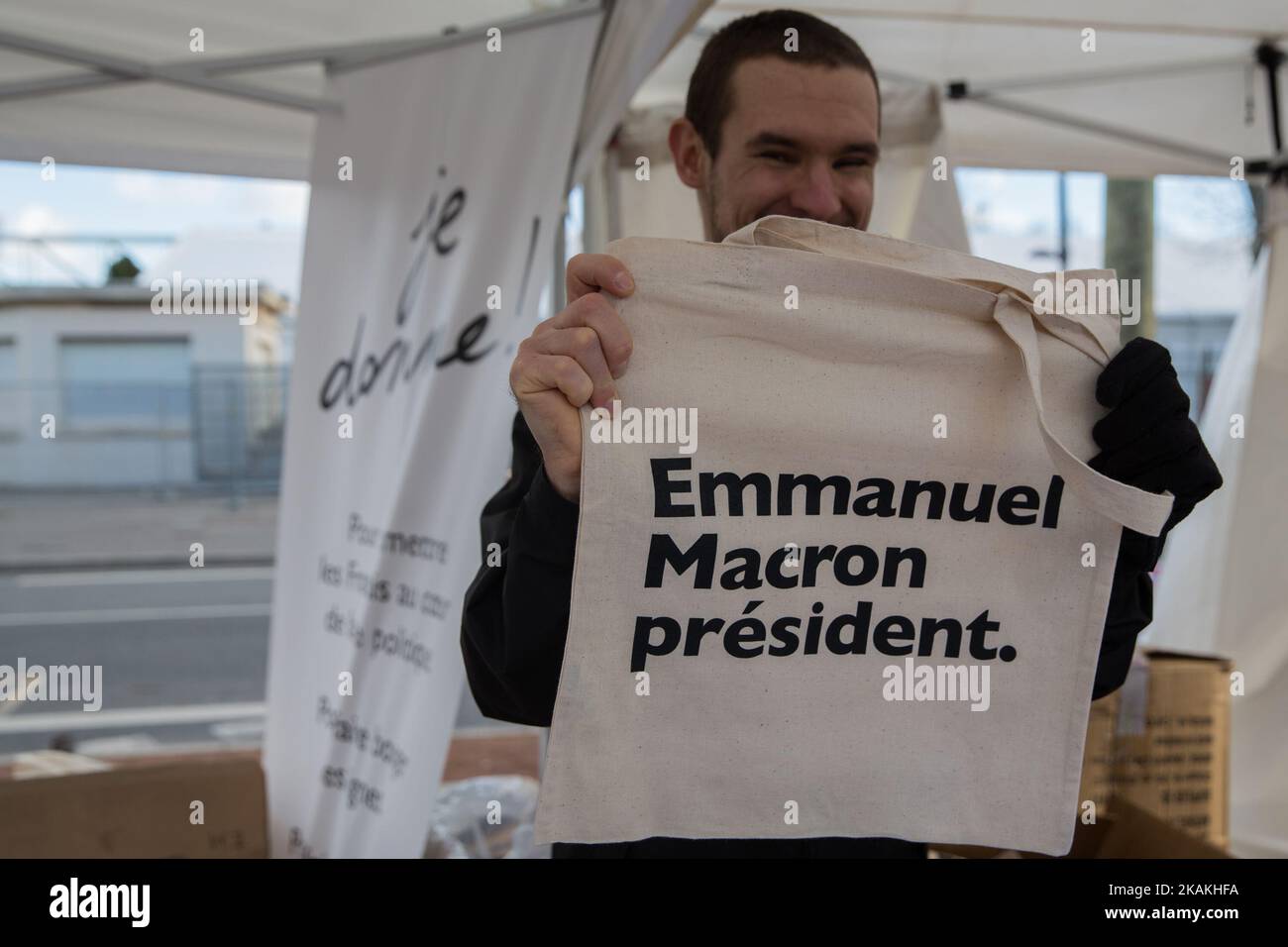 Ein Mitglied des politischen Teams verkauft T-Shirts und Leckereien vor dem Treffen von Emmanuel macron, dem Anführer von en marche, am Samstag, den 4.. Februar 2017 in Lyon. (Foto von Michaud Gael/NurPhoto) *** Bitte nutzen Sie die Gutschrift aus dem Kreditfeld *** Stockfoto