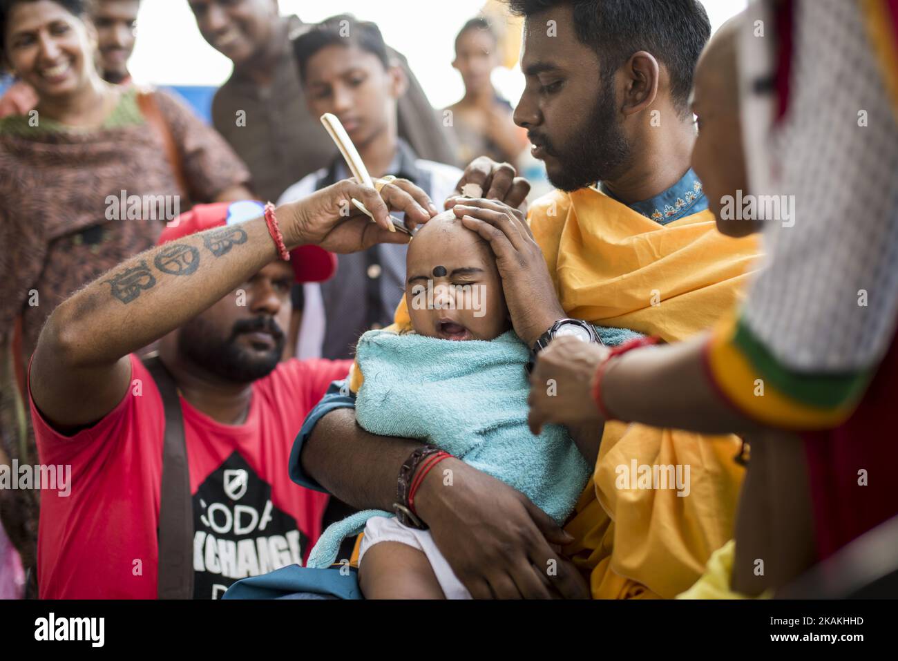 Ein Baby-Anhänger lässt sich vor der Prozession zum heiligen Tempel der Batu Caves während des Thaipusam-Festivals in den Batu Caves in Kuala Lumpur, Malaysia, am 04. Februar 2017 den Kopf rasieren. Thaipusam wird von Anhängern des Hindu-gottes Murugan gefeiert und ist ein wichtiges Fest der tamilischen Gemeinschaft in Ländern wie Indien, Sri Lanka, Indonesien, Thailand, Malaysia, Und Singapur, in dem sich eifrige Anhänger mit Spikes durchbohren und an langen Prozessionen teilnehmen. (Foto von Chris Jung/NurPhoto) *** Bitte nutzen Sie die Gutschrift aus dem Kreditfeld *** Stockfoto