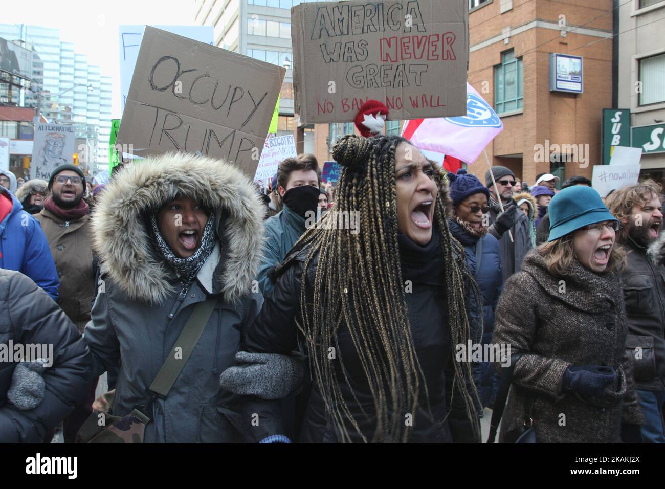 Während des National Day of Action Against Islamophobia and White Supremacy in Downtown Toronto, Ontario, Kanada, am 04. Februar 2017 protestieren Frauen massiv gegen das Reiseverbot von Präsident Trump für Muslime. Kanadier protestierten mit Ländern auf der ganzen Welt gegen die Exekutivordnung des amerikanischen Präsidenten Donald Trump, die Bürger von sieben mehrheitlich muslimischen Ländern (Iran, Irak, Sudan, Somalia, Syrien, Jemen und Libyen) die Einreise in die Vereinigten Staaten für die nächsten drei Monate und das Verbot der Einreise syrischer Flüchtlinge auf unbestimmte Zeit zu verhindern Stockfoto