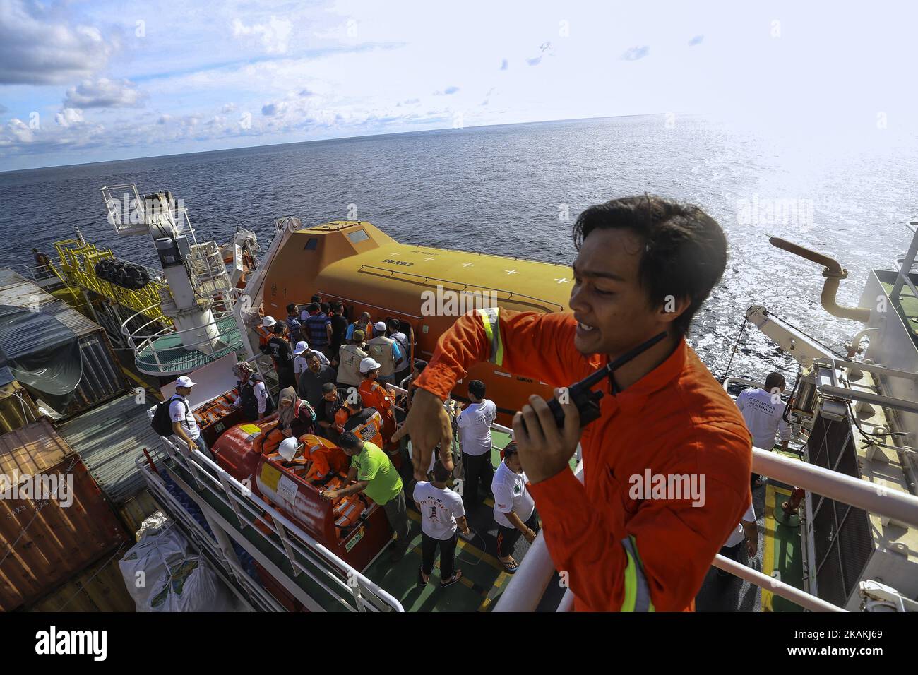 Freiwillige werden gesehen, wie sie sich am 5. Februar 2017 an Deck in der Nähe des Rettungsbootes versammeln, während die Übungen auf dem Abondon-Schiff im Schiff Nautical Aliya Nahrung für Rohingya-Flüchtlinge nach Myanmar auf thailändischer See bringen. Das malaysische Außenministerium sagte gestern, dass die Regierung von Bangladesch zugesagt hat, es der humanitären Mission-Food Flottila für Myanmar zu ermöglichen, am Hafen Teknaf in Bangladesch anzudocken, um den Rohingya-Flüchtlingen im Hafen von Teknaf humanitäre Hilfe zu leisten. Mehr als 31 nichtstaatliche Organisationen (NGO) sind Mapim und Kelab Putra 1 Malaysia aus Malaysia, Indonesien, China, Frankreich und Ge Stockfoto