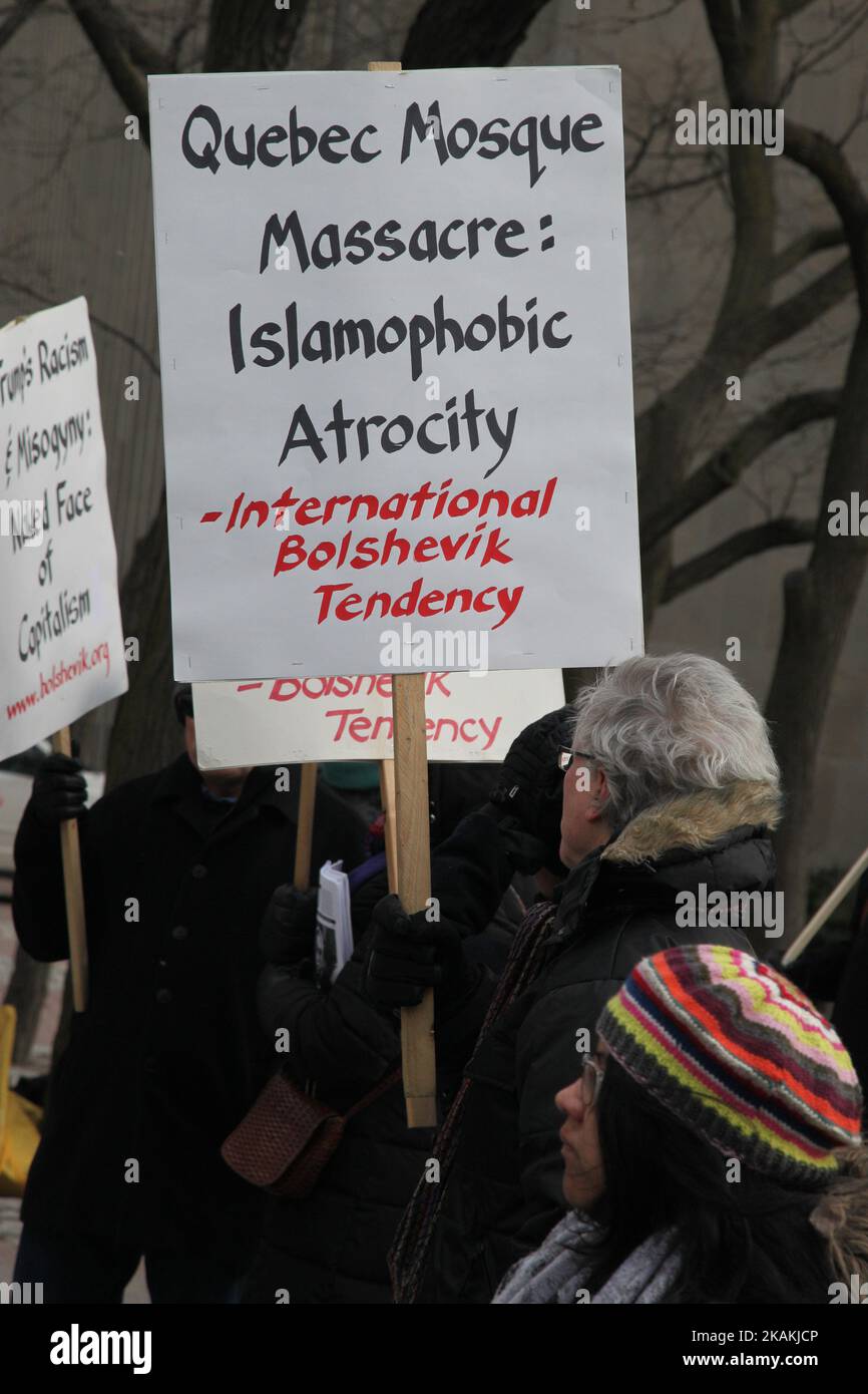Kanadier halten am 4. Februar 2017 bei einer Kundgebung gegen Rassismus und Islamophobie in Toronto, Kanada, Zeichen und versprechen Solidarität für die Opfer der Schüsse auf die Moschee in Quebec City, die am 29. Januar 2017 stattfand, als ein Schütze das Feuer auf das Islamische Kulturzentrum eröffnete und sechs Menschen tötete. (Foto by Creative Touch Imaging Ltd./NurPhoto) *** Bitte nutzen Sie die Gutschrift aus dem Kreditfeld *** Stockfoto