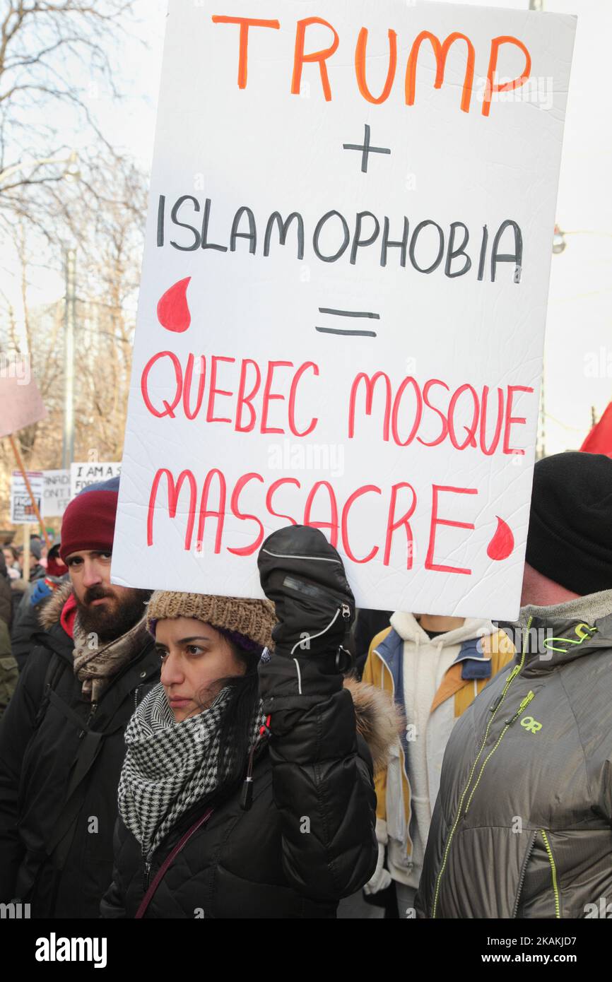 Die Kanadier halten während einer Kundgebung gegen Rassismus und Islamophobie in Toronto, Kanada, am 4. Februar 2017 Schilder auf, in denen Präsident Donald Trump (für den Hass, der zu den Schüssen auf die Moschee von Quebec führte) beschuldigt wird. Die Kanadier versprachen Solidarität mit den Opfern der Schüsse auf die Moschee in Quebec City, die am 29. Januar 2017 stattfand, als ein Schütze das Feuer auf das Islamische Kulturzentrum eröffnete und sechs Menschen tötete. (Foto by Creative Touch Imaging Ltd./NurPhoto) *** Bitte nutzen Sie die Gutschrift aus dem Kreditfeld *** Stockfoto