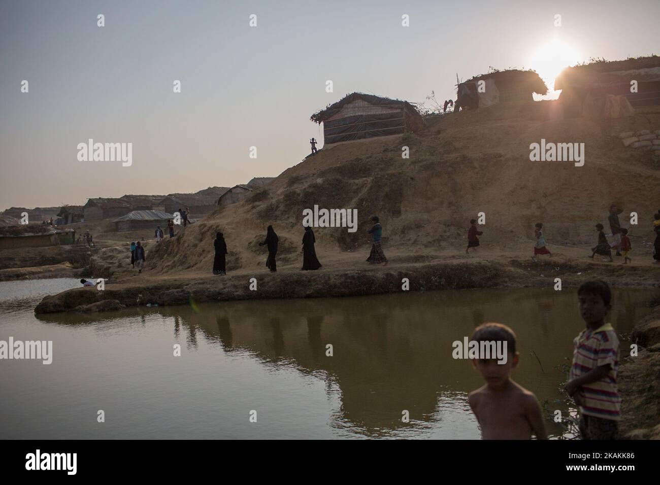 Ansicht des ausgedehnten Flüchtlingslagers Kutupalong, Cox's Bazar, Bangladesch. 7. Februar 2017. Nach Angriffen von Rohingya-Aktivisten auf Grenzpolizisten am 9. Oktober 2016 unternahm das birmanische Militär eine Reihe von Â Clearance operationsÂ im nördlichen Rakhine-Staat. Die Sicherheitskräfte exekutierten Männer, Frauen und Kinder, plünderten Eigentum und brannten mindestens 1.500 Häuser und andere Gebäude nieder. Mehr als 69.000 Rohingya flohen nach Bangladesch. Derzeit liegt die Zahl bei rund 70.000. (Foto von Turjoy Chowdhury/NurPhoto) *** Bitte nutzen Sie die Gutschrift aus dem Kreditfeld *** Stockfoto