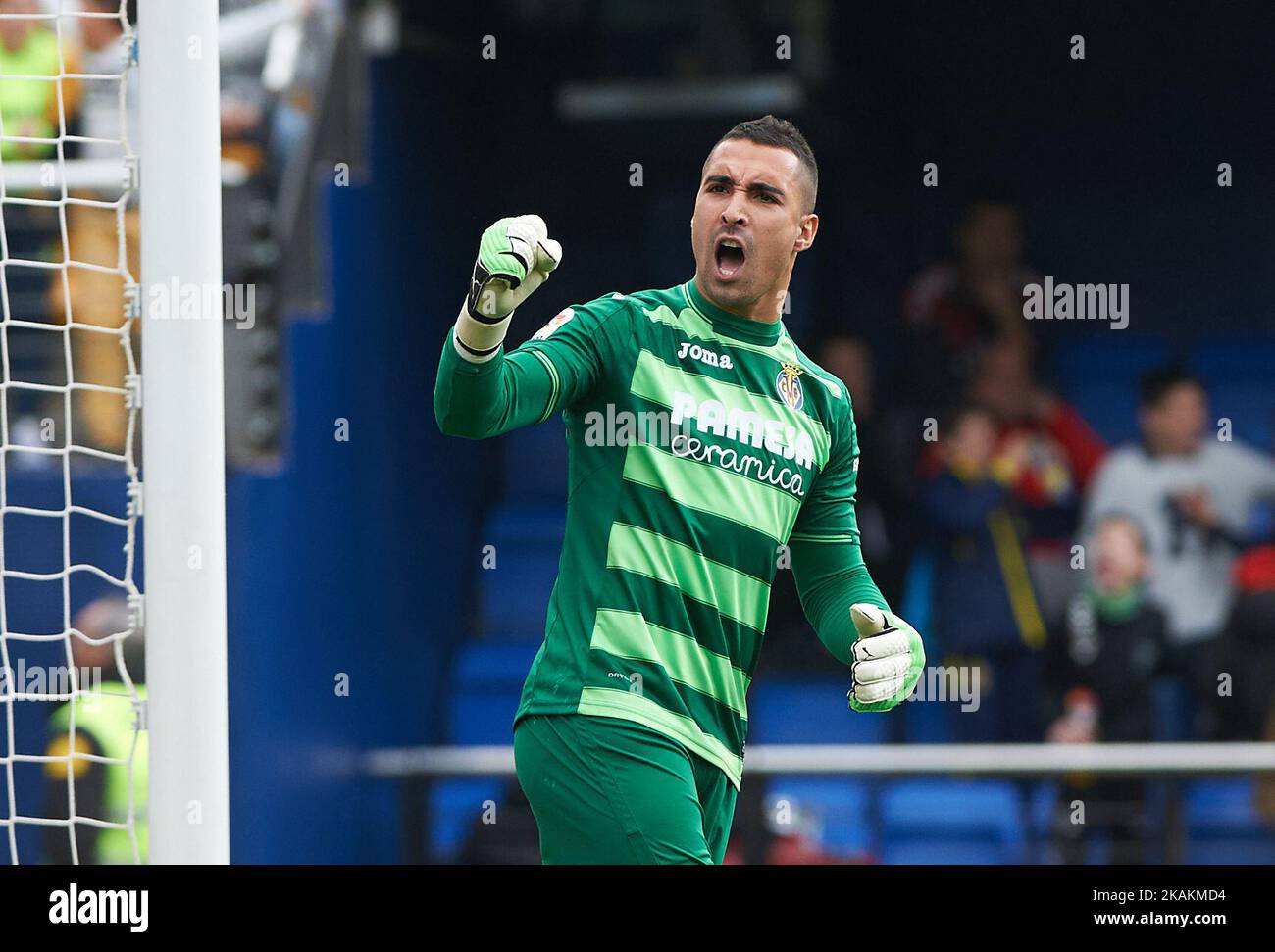 Sergio Asenjo von Villarreal CF feiert ihr Ziel während ihres La Liga-Spiels zwischen Villarreal CF und Malaga CF am 12. Februar 2017 im Estadio de la Ceramica in Vila-real, Spanien. (Foto von Maria Jose Segovia/NurPhoto) *** Bitte nutzen Sie die Gutschrift aus dem Kreditfeld *** Stockfoto