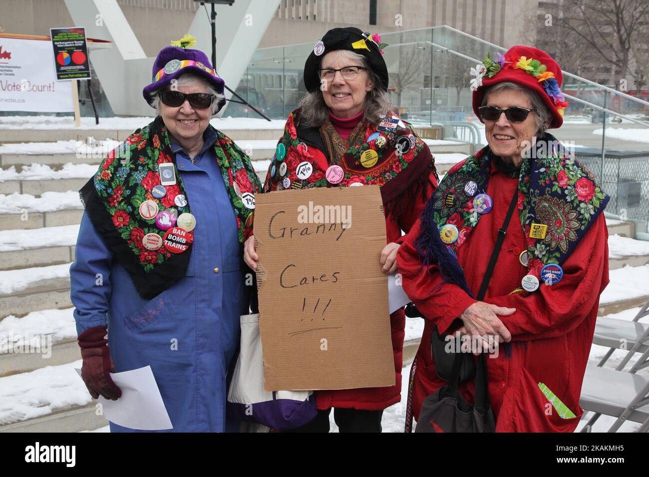 Die „Raging Grannies“ protestieren zusammen mit Hunderten von Kanadiern gegen den kanadischen Premierminister Justin Trudeau und die liberale Regierung während des Nationalen Aktionstages zur Wahlreform am 11. Februar 2017 in Toronto, Ontario, Kanada. Im ganzen Land fanden Proteste statt, nachdem Trudeau sein Wahlversprechen, die Wahlreform zu erreichen und das Post-System abzuschaffen, nicht eingehalten hatte. (Foto by Creative Touch Imaging Ltd./NurPhoto) *** Bitte nutzen Sie die Gutschrift aus dem Kreditfeld *** Stockfoto