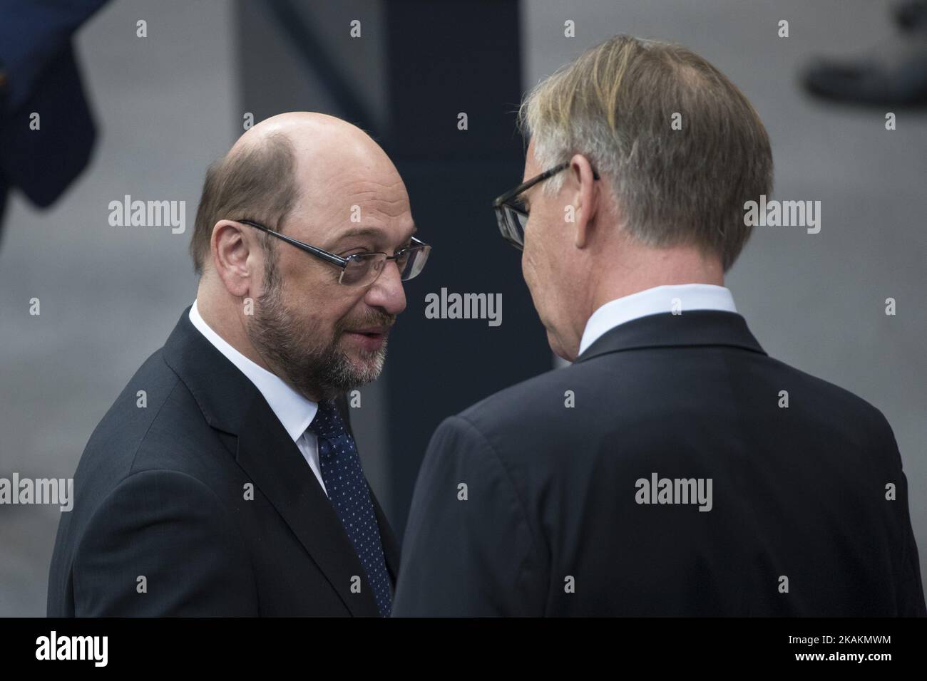 SPD-Kanzlerkandidat Martin Schulz (L) plaudert mit dem Vorsitzenden der SPD-Bundestagsfraktion Thomas Hoppermann (R) vor der Abstimmung der Bundesversammlung zur Präsidentschaftswahl am 12. Februar 2017 im Reichstag in Berlin. Der 61-jährige Präsidentschaftskandidat Frank-Walter Steinmeier wird als offizieller Kandidat der Regierungsparteien CDU/CSU und SPD und unterstützt von FDP und Grünen gegen den von der Linken und Albrecht Glaser nominierten Armutsforscher Christoph Butterwegge zum neuen Präsidenten gewählt. Nominiert vom FAR-Rig Stockfoto