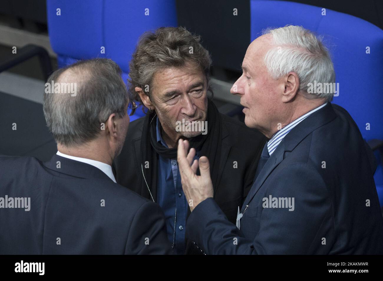 Der linke Politiker die Linke Oskar Lafontaine (C) plaudert mit dem deutschen Musiker Peter Maffay (C) während der Präsidentschaftswahl bei der Bundesversammlung 16. am 12. Februar 2017 im Bundestag in Berlin. Der 61-jährige Präsidentschaftskandidat Frank-Walter Steinmeier wird als offizieller Kandidat der Regierungsparteien CDU/CSU und SPD und unterstützt von FDP und Grünen gegen den von der Linken und Albrecht Glaser nominierten Armutsforscher Christoph Butterwegge zum neuen Präsidenten gewählt. Nominiert von der rechtsextremen AfD (Altern Stockfoto