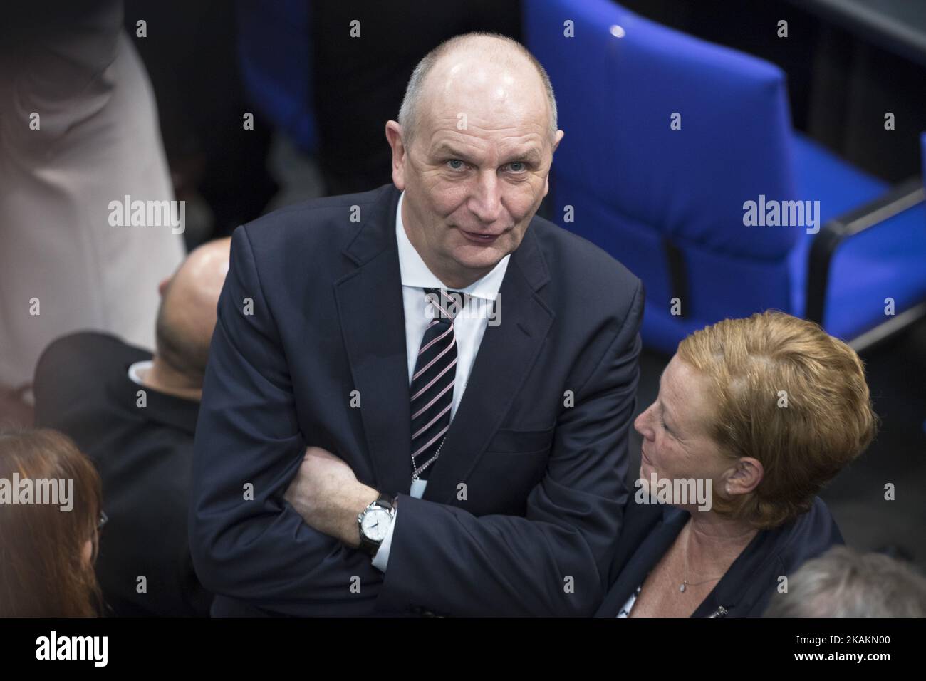 Der Präsident des Landes Brandenburg, Dietmar Woidke (C), ist während der Präsidentschaftswahl der Bundesversammlung am 12. Februar 2017 im Reichstag in Berlin abgebildet. Der 61-jährige Präsidentschaftskandidat Frank-Walter Steinmeier wird als offizieller Kandidat der Regierungsparteien CDU/CSU und SPD und unterstützt von FDP und Grünen gegen den von der Linken und Albrecht Glaser nominierten Armutsforscher Christoph Butterwegge zum neuen Präsidenten gewählt. Nominiert von der rechtsextremen AfD (Alternative für Stockfoto