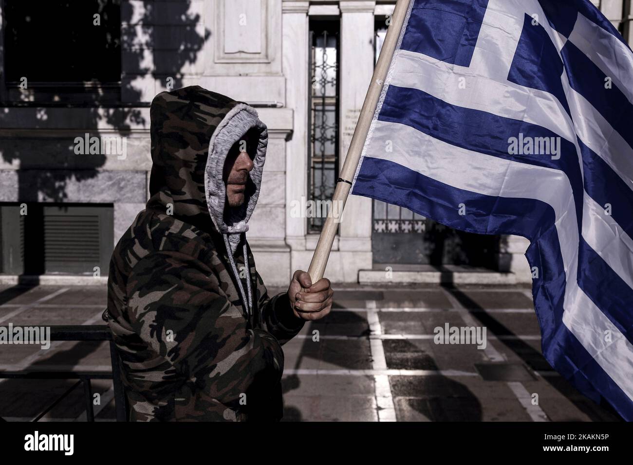 Griechische Bauern protestieren vor dem Ministerium für Agrarentwicklung gegen Steuermaßnahmen und Regierung in Athen, Griechenland, 14. Februar 2017. (Foto von Aggelos Barai/NurPhoto) *** Bitte benutzen Sie die Gutschrift aus dem Kreditfeld *** Stockfoto