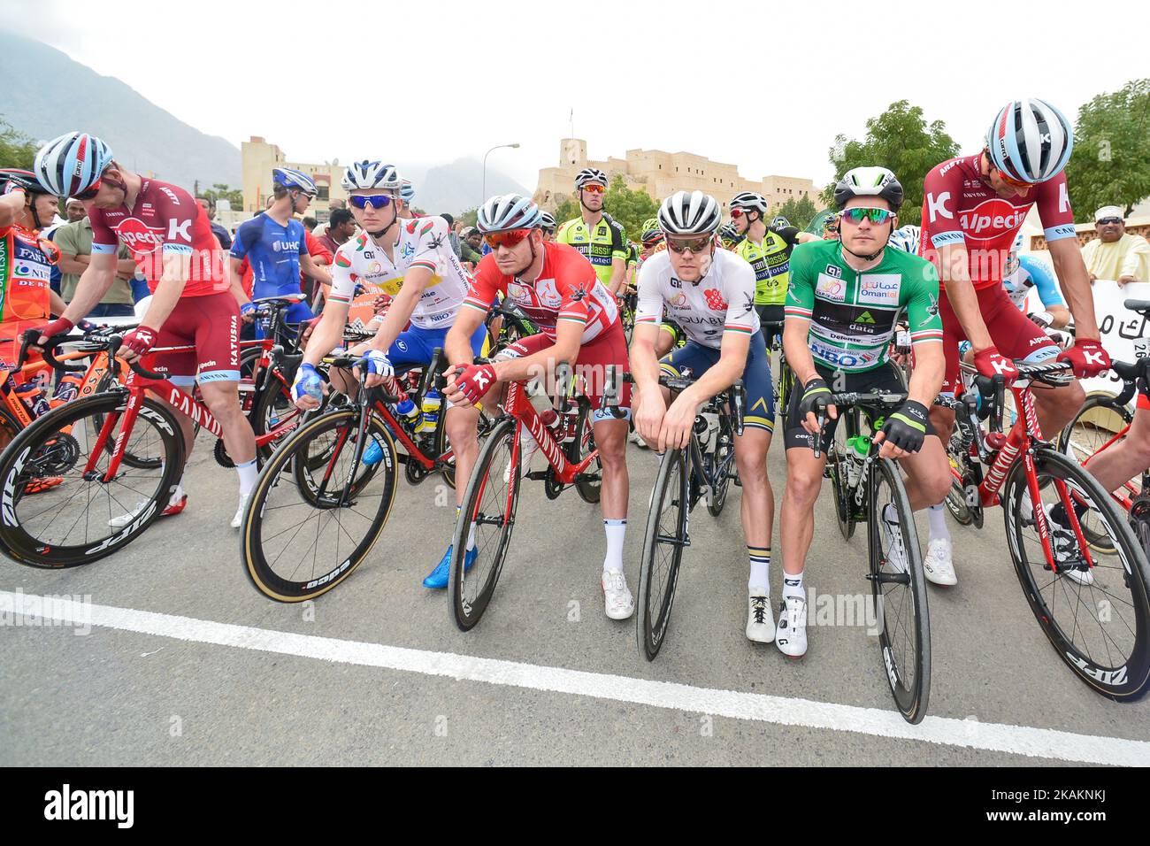 (Links-rechts) Aime DE GENDT vom Team Sport Vlaanderen-Baloise, Alexander KRISTOFF vom Team Katusha Alpecin, Lasse Norman HANSEN von Aqua Blue Sport und Kristian SBARAGLI vom Team Dimension Data, am Start der zweiten Etappe, einer 145,5km von Nakhal nach Al Bustan der Radtour 2017 in Oman. Am Mittwoch, den 15. Februar 2017, in Nakhal, Oman. Foto von Artur Widak *** Bitte nutzen Sie die Gutschrift aus dem Kreditfeld *** Stockfoto