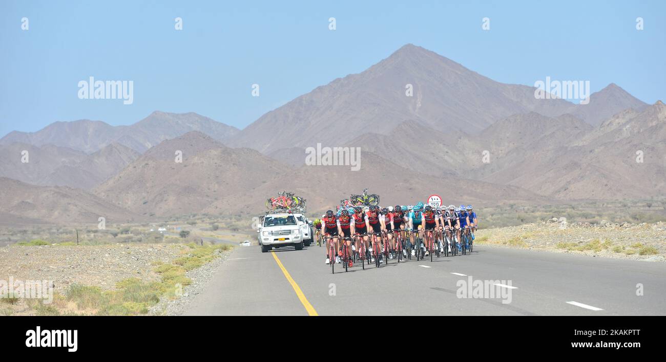 Ein Hauptfeld von Fahrern, während der fünften Etappe, ein 152,5km von Sama'il nach Jabal Al Akhdhar (Green Mountain), bei der Radtour 2017 in Oman. Am Samstag, den 18. Februar 2017, in Samail, Region Ad Dakhiliyah, Oman. Foto von Artur Widak *** Bitte nutzen Sie die Gutschrift aus dem Kreditfeld *** Stockfoto