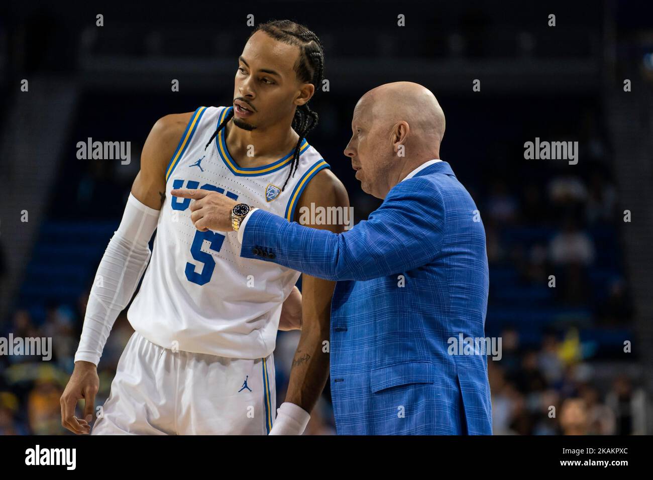 UCLA Bruins Cheftrainer Mick Cronin spricht mit dem Wärter Amari Bailey (5) während eines NCAA-Basketballspiels für Männer gegen den Concordia Golden Eagle Stockfoto