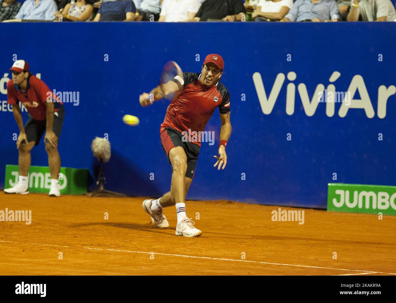 Carlos Berlocq aus Argentinien gibt den Ball an Thiago Monteiro aus Brasilien zurück, während eines Tennisspiels der ATP Argentina Open in Buenos Aires, Argentinien, Freitag, den 17. Februar, 2017. (Foto von Gabriel Sotelo/NurPhoto) *** Bitte benutzen Sie die Gutschrift aus dem Kreditfeld *** Stockfoto