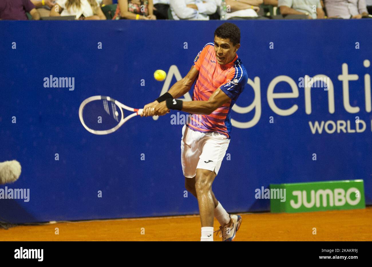 Thiago Monteiro aus Brasilien gibt den Ball an Carlos Berlocq aus Argentinien zurück, während eines Tennisspiels der ATP Argentina Open in Buenos Aires, Argentinien, Freitag, den 17. Februar, 2017. (Foto von Gabriel Sotelo/NurPhoto) *** Bitte benutzen Sie die Gutschrift aus dem Kreditfeld *** Stockfoto