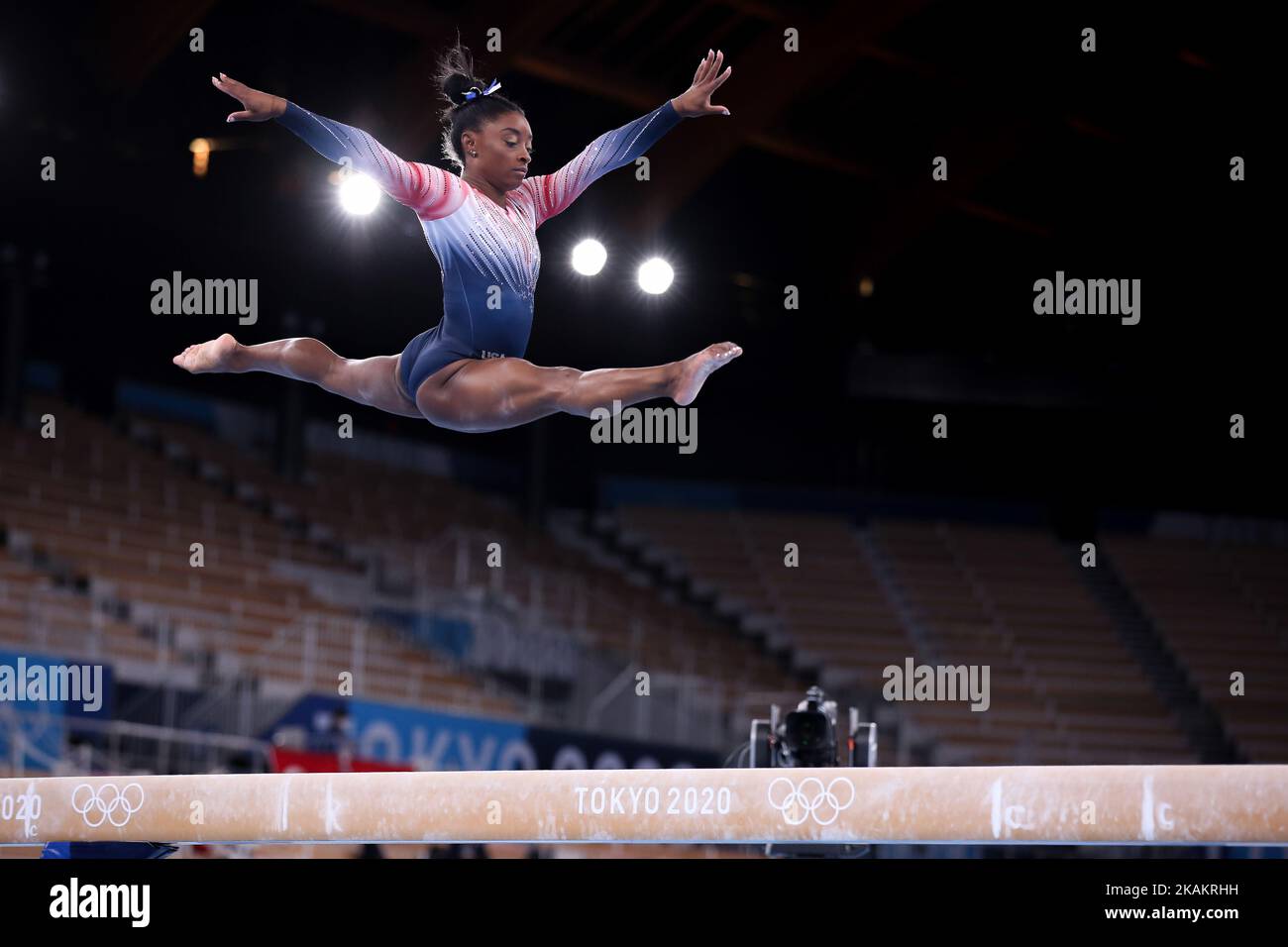 03.. AUGUST 2021 - TOKIO, JAPAN: Simone BILES aus den Vereinigten Staaten spielt beim Frauen-Balancebalken während der Finals des künstlerischen Turngeräts bei den Olympischen Spielen 2020 in Tokio (Foto: Mickael Chavet/RX) Stockfoto