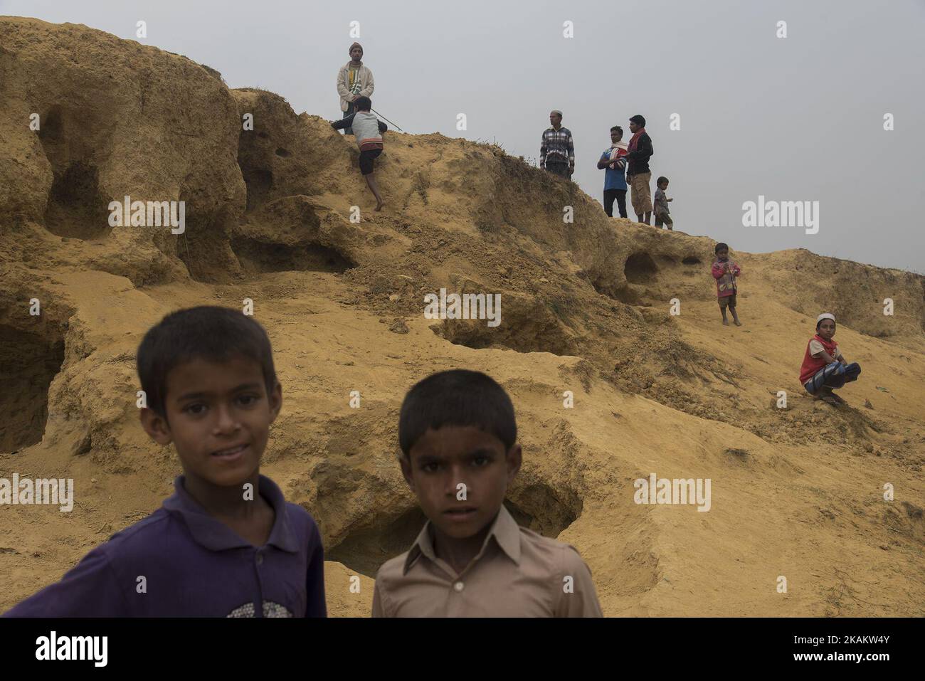 Angesichts der knappen Ausstattung im Flüchtlingslager bleibt sogar die Grundbildung ein weiter Traum. Die Kinder der Rohingya-Gemeinschaft sind damit auf dem Weg in eine ungewisse Zukunft. Kutupalong, Bangladesch, 21.02.17 . Die muslimischen Rohingya-Flüchtlinge aus Bangladesch sind ursprünglich Bewohner der Provinz Arakan in Myanmar. Als jedoch die Staatsbürgerschaft von Myanmar im Jahr 1990s verweigert wurde und die Folter durch militärische und buddhistische extremistische Kräfte zunahm, wurde die Gemeinschaft gezwungen, in die provisorischen Lager von Bangladesch Zuflucht zu nehmen. Mehr als eine Million Rohingyas leben heute ohne Grundausstattung in der Regierung c Stockfoto