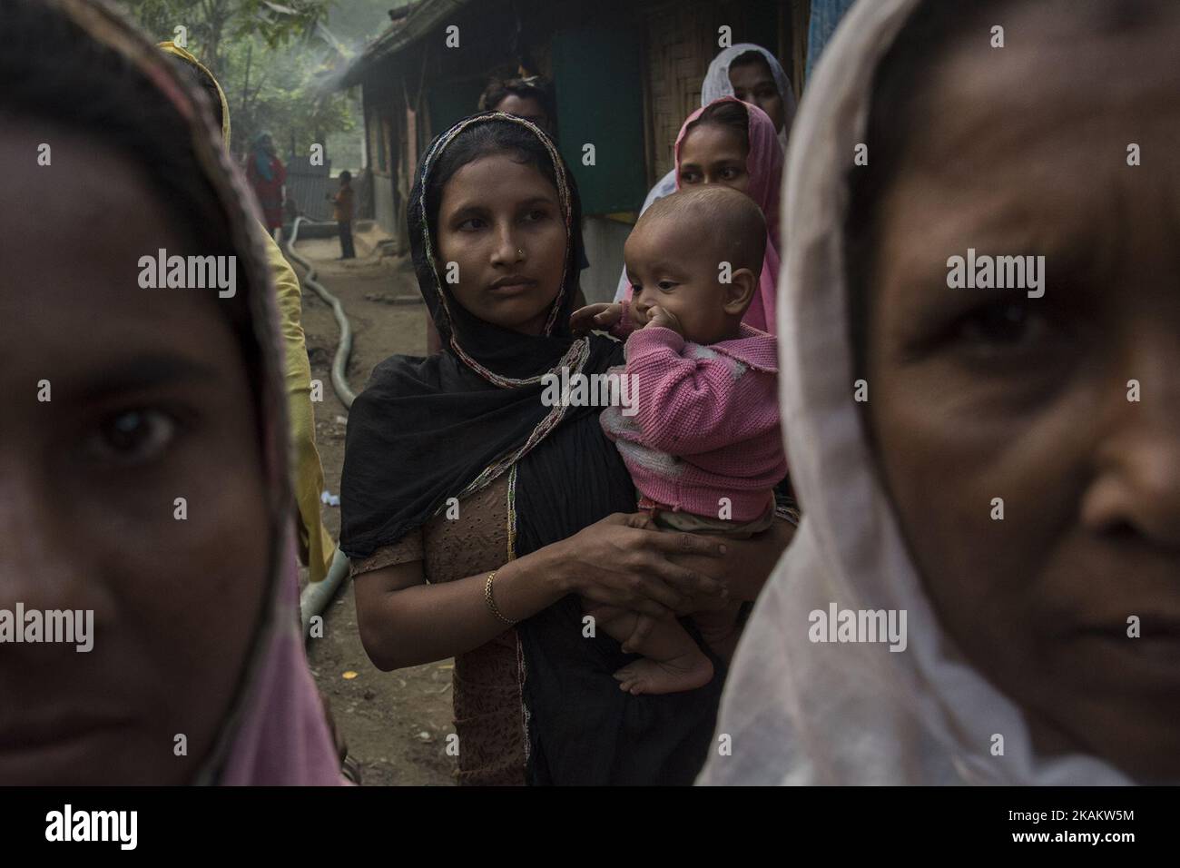 Eine Gruppe von Rohingya-Frauen, die in eine ungewisse Zukunft gehen. Kutupalong, Bangladesch, 21.02.17 . Die muslimischen Rohingya-Flüchtlinge aus Bangladesch sind ursprünglich Bewohner der Provinz Arakan in Myanmar. Als jedoch die Staatsbürgerschaft von Myanmar im Jahr 1990s verweigert wurde und die Folter durch militärische und buddhistische extremistische Kräfte zunahm, wurde die Gemeinschaft gezwungen, in die provisorischen Lager von Bangladesch Zuflucht zu nehmen. Mehr als eine Million Rohingyas leben heute ohne Grundausstattung in den Regierungslagern wie Kutupalong. Die Zukunft ist ebenso stark wie die bangladeschische Govt plant, die Menschen umzusiedeln Stockfoto