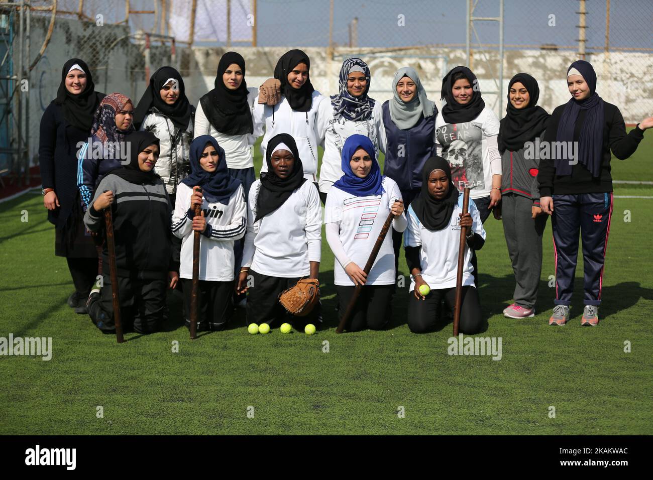 Palästinensische Frauen nehmen am 23. Februar 2017 in Gaza-Stadt am Baseballtraining Teil. Baseballspiel ist ein Schläger-und-Ball-Spiel, das zwischen zwei Mannschaften von je neun Spielern gespielt wird, die abwechselnd schlagen und spielen. Es wird angenommen, dass Baseballspiele in England ihren Ursprung als ein Spiel namens Rounders haben und in den Vereinigten Staaten Anfang 1900s an Popularität gewonnen haben. Es hat in der Vergangenheit viele Namen gegangen, einschließlich Stadtball, Torball, Rundball und einfach Basis, Um nur einige zu nennen. (Foto von Majdi Fathi/NurPhoto) *** Bitte nutzen Sie die Gutschrift aus dem Kreditfeld *** Stockfoto