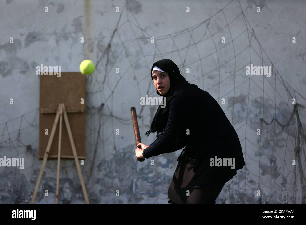 Palästinensische Frauen nehmen am 23. Februar 2017 in Gaza-Stadt am Baseballtraining Teil. Baseballspiel ist ein Schläger-und-Ball-Spiel, das zwischen zwei Mannschaften von je neun Spielern gespielt wird, die abwechselnd schlagen und spielen. Es wird angenommen, dass Baseballspiele in England ihren Ursprung als ein Spiel namens Rounders haben und in den Vereinigten Staaten Anfang 1900s an Popularität gewonnen haben. Es hat in der Vergangenheit viele Namen gegangen, einschließlich Stadtball, Torball, Rundball und einfach Basis, Um nur einige zu nennen. (Foto von Majdi Fathi/NurPhoto) *** Bitte nutzen Sie die Gutschrift aus dem Kreditfeld *** Stockfoto