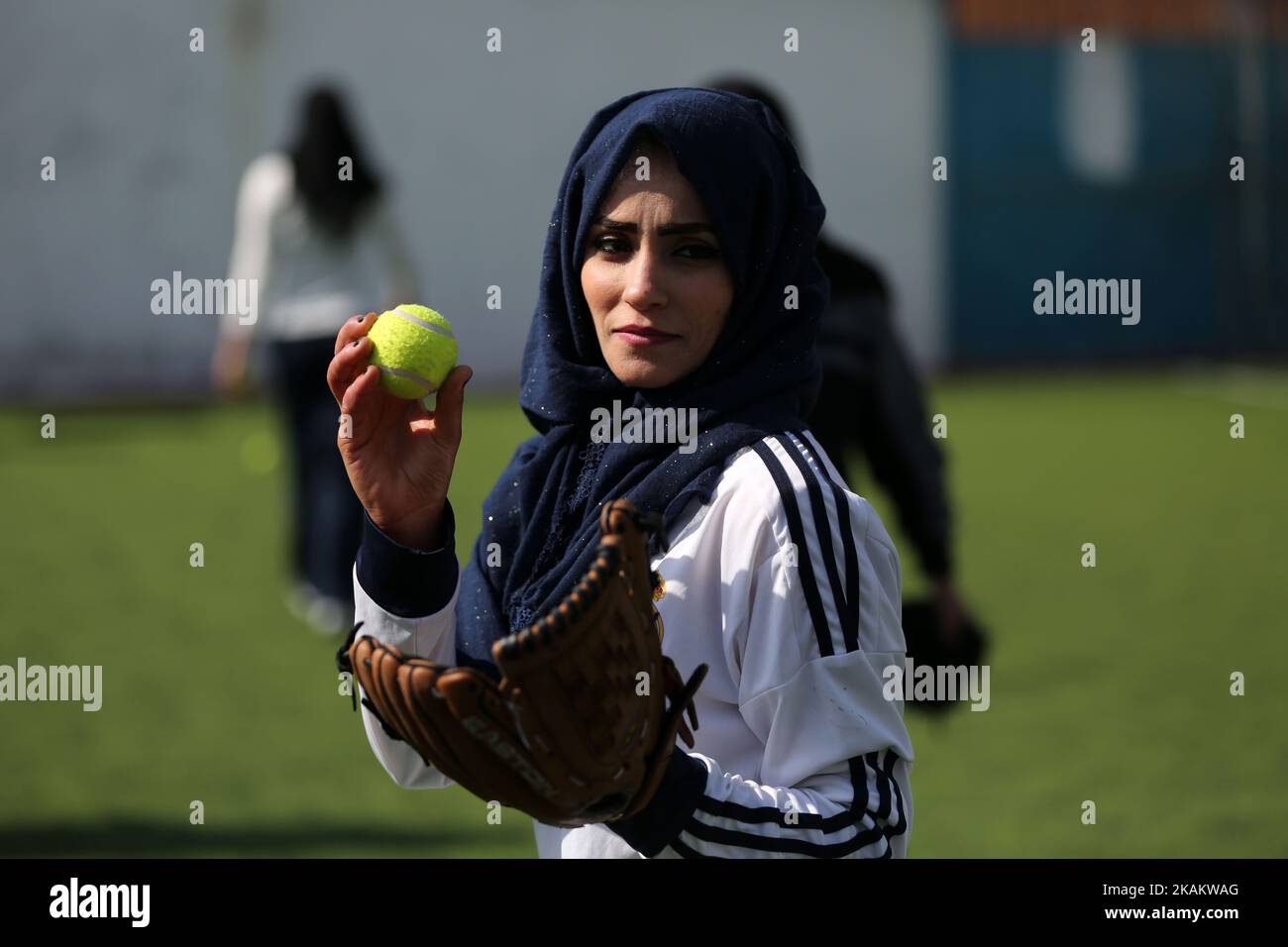 Palästinensische Frauen nehmen am 23. Februar 2017 in Gaza-Stadt am Baseballtraining Teil. Baseballspiel ist ein Schläger-und-Ball-Spiel, das zwischen zwei Mannschaften von je neun Spielern gespielt wird, die abwechselnd schlagen und spielen. Es wird angenommen, dass Baseballspiele in England ihren Ursprung als ein Spiel namens Rounders haben und in den Vereinigten Staaten Anfang 1900s an Popularität gewonnen haben. Es hat in der Vergangenheit viele Namen gegangen, einschließlich Stadtball, Torball, Rundball und einfach Basis, Um nur einige zu nennen. (Foto von Majdi Fathi/NurPhoto) *** Bitte nutzen Sie die Gutschrift aus dem Kreditfeld *** Stockfoto