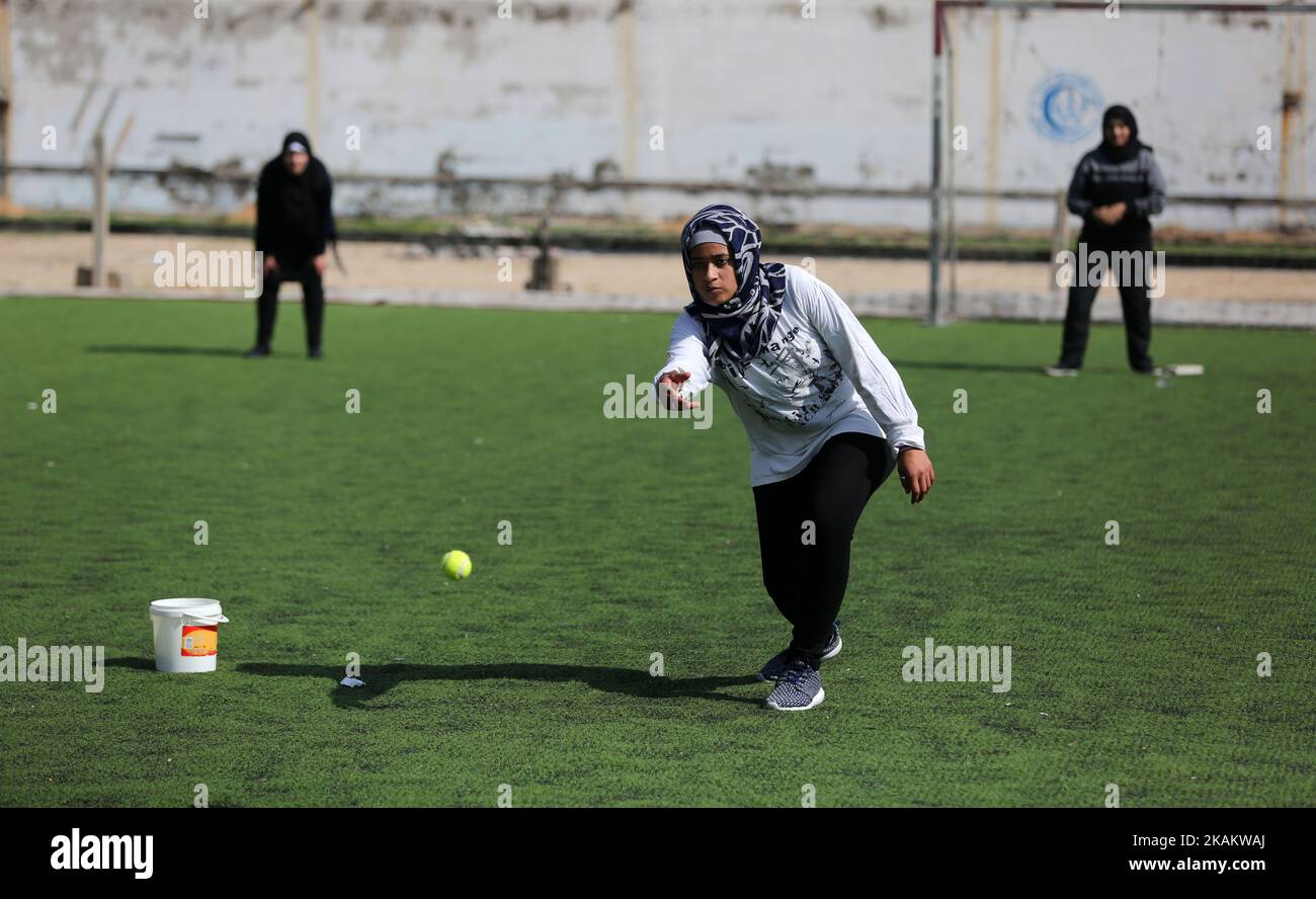 Palästinensische Frauen nehmen am 23. Februar 2017 in Gaza-Stadt am Baseballtraining Teil. Baseballspiel ist ein Schläger-und-Ball-Spiel, das zwischen zwei Mannschaften von je neun Spielern gespielt wird, die abwechselnd schlagen und spielen. Es wird angenommen, dass Baseballspiele in England ihren Ursprung als ein Spiel namens Rounders haben und in den Vereinigten Staaten Anfang 1900s an Popularität gewonnen haben. Es hat in der Vergangenheit viele Namen gegangen, einschließlich Stadtball, Torball, Rundball und einfach Basis, Um nur einige zu nennen. (Foto von Majdi Fathi/NurPhoto) *** Bitte nutzen Sie die Gutschrift aus dem Kreditfeld *** Stockfoto