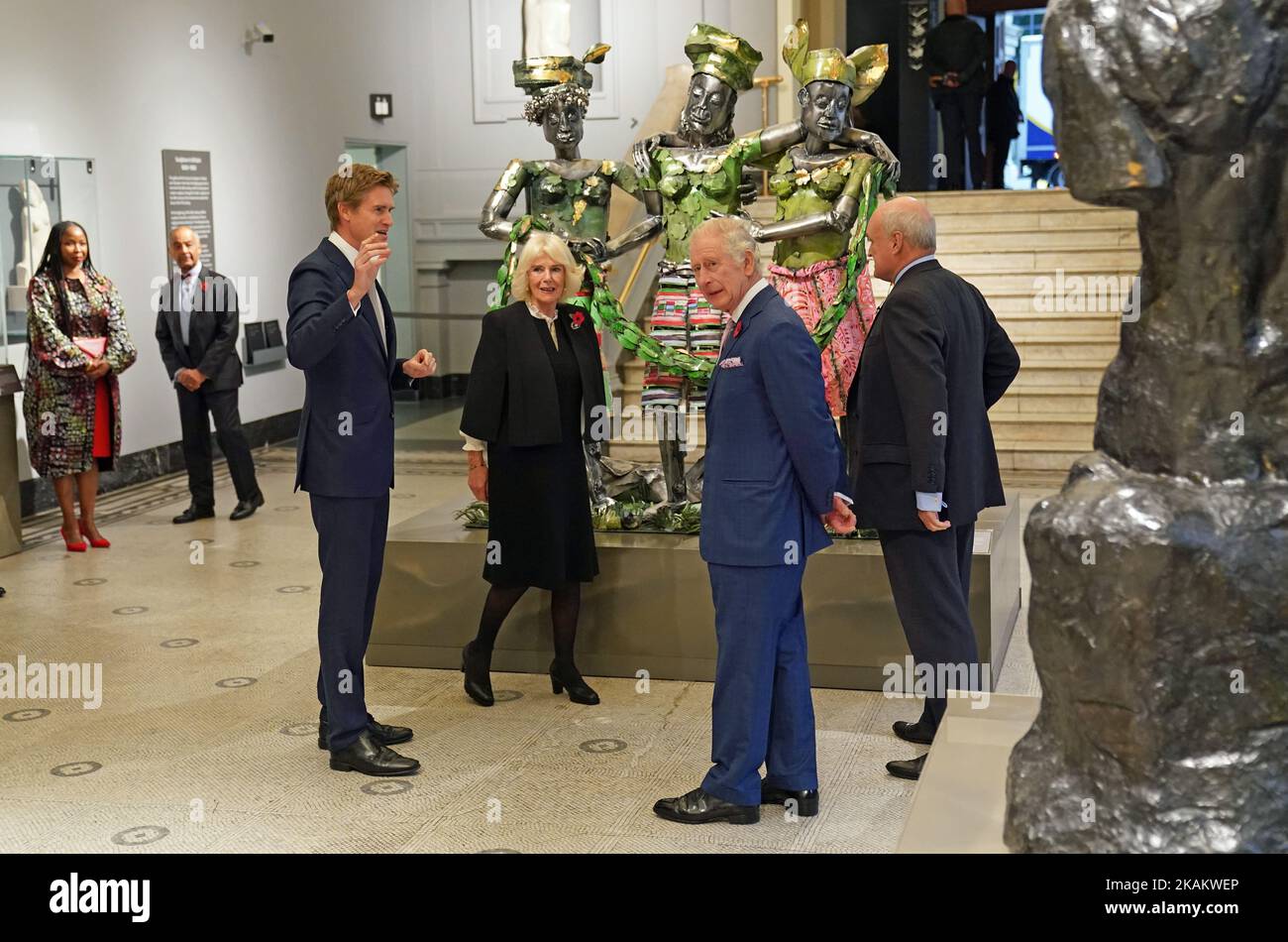 König Charles III. Und der Queen Consort kommen zu ihrem Besuch der Africa Fashion Ausstellung im Victoria and Albert Museum, London. Die Ausstellung zelebriert die Kreativität, den Einfallsreichtum und die globale Wirkung afrikanischer Mode. Bilddatum: Donnerstag, 3. November 2022. Stockfoto