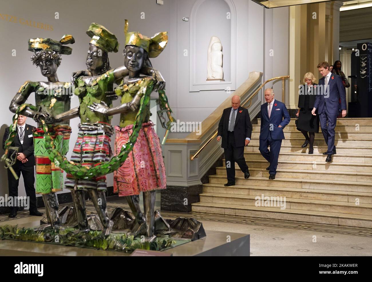 König Charles III. Und der Queen Consort kommen zu ihrem Besuch der Africa Fashion Ausstellung im Victoria and Albert Museum, London. Die Ausstellung zelebriert die Kreativität, den Einfallsreichtum und die globale Wirkung afrikanischer Mode. Bilddatum: Donnerstag, 3. November 2022. Stockfoto