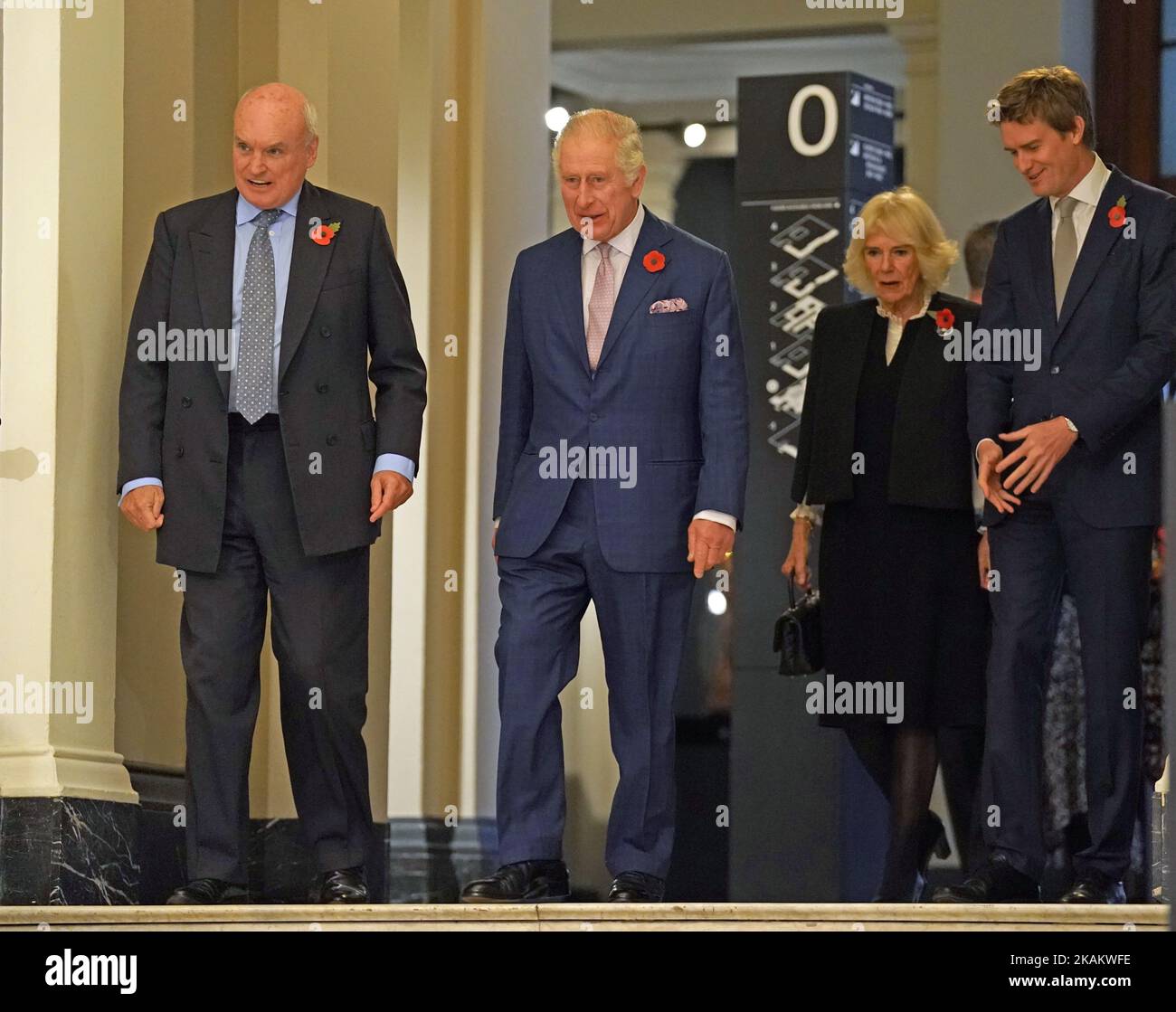 König Charles III. Und der Queen Consort kommen zu ihrem Besuch der Africa Fashion Ausstellung im Victoria and Albert Museum, London. Die Ausstellung zelebriert die Kreativität, den Einfallsreichtum und die globale Wirkung afrikanischer Mode. Bilddatum: Donnerstag, 3. November 2022. Stockfoto