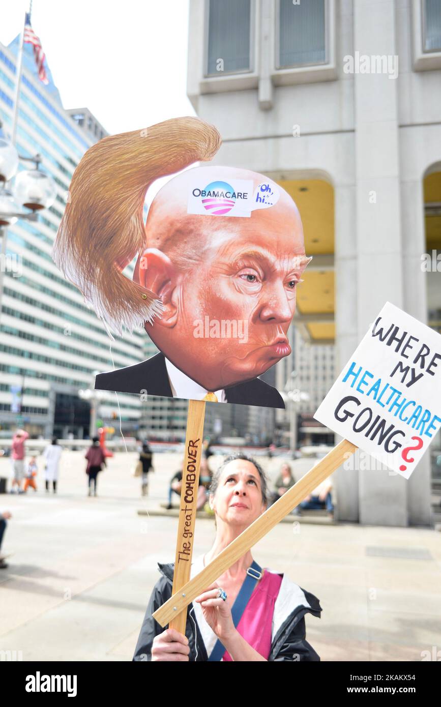 Bei einer Protestkundgebung zum Aufhebeln des Affordable Care Act vom 25. Februar 2017 in Philadelphia, PA, hält die Künstlerin Carla Krash ein Schild mit einem Cartoon-Bild von Donald Trump, das ein bewegliches Haarteil enthält. (Foto von Bastiaan Slabbers/NurPhoto) *** Bitte nutzen Sie die Gutschrift aus dem Kreditfeld *** Stockfoto