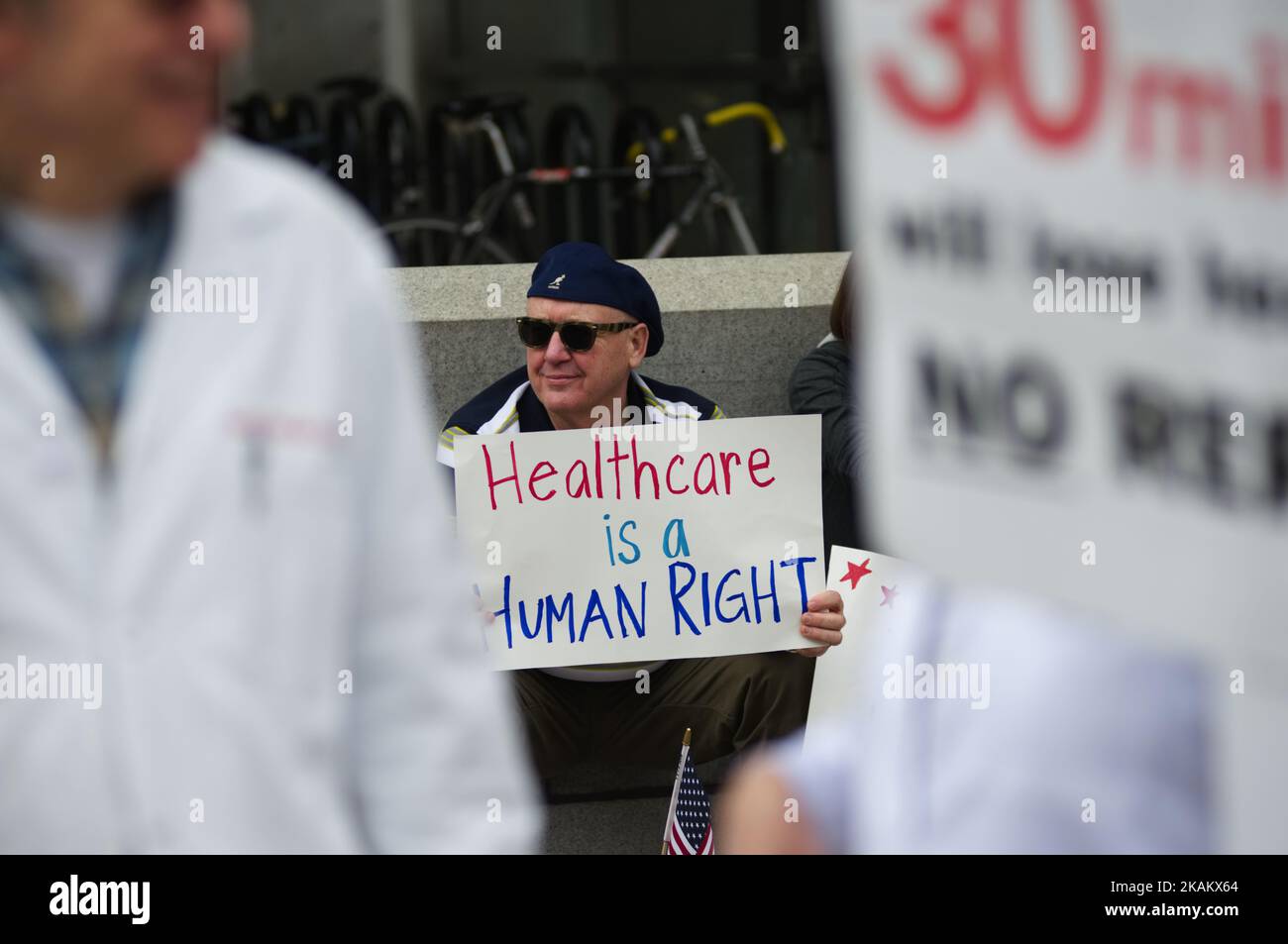 Gesundheitsfachkräfte, darunter Ärzte, Ärzte und registrierte Krankenschwestern, sowie mehrere gewählte Beamte sind unter Hunderten von Personen, die sich versammelt haben, um gegen die Aufhebung des Affordable Care Act durch die Trump-Administration bei einer Kundgebung am 25.. Februar 2017 in Center City Philadelphia, PA, zu protestieren. (Foto von Bastiaan Slabbers/NurPhoto) *** Bitte nutzen Sie die Gutschrift aus dem Kreditfeld *** Stockfoto