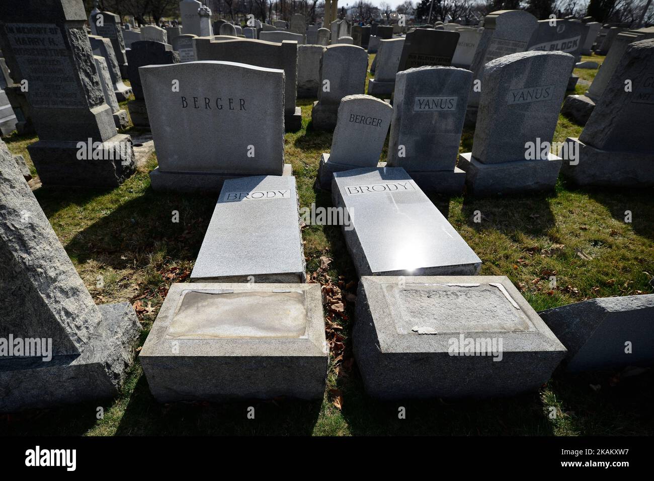 Beschädigte Grabsteine am Mt. Jüdischer Friedhof Carmel im Nordwesten von Philadelphia, PA, am 27. Februar 2017. Am Wochenende wurden Hunderte von Grabsteinen verwüstet. (Foto von Bastiaan Slabbers/NurPhoto) *** Bitte nutzen Sie die Gutschrift aus dem Kreditfeld *** Stockfoto