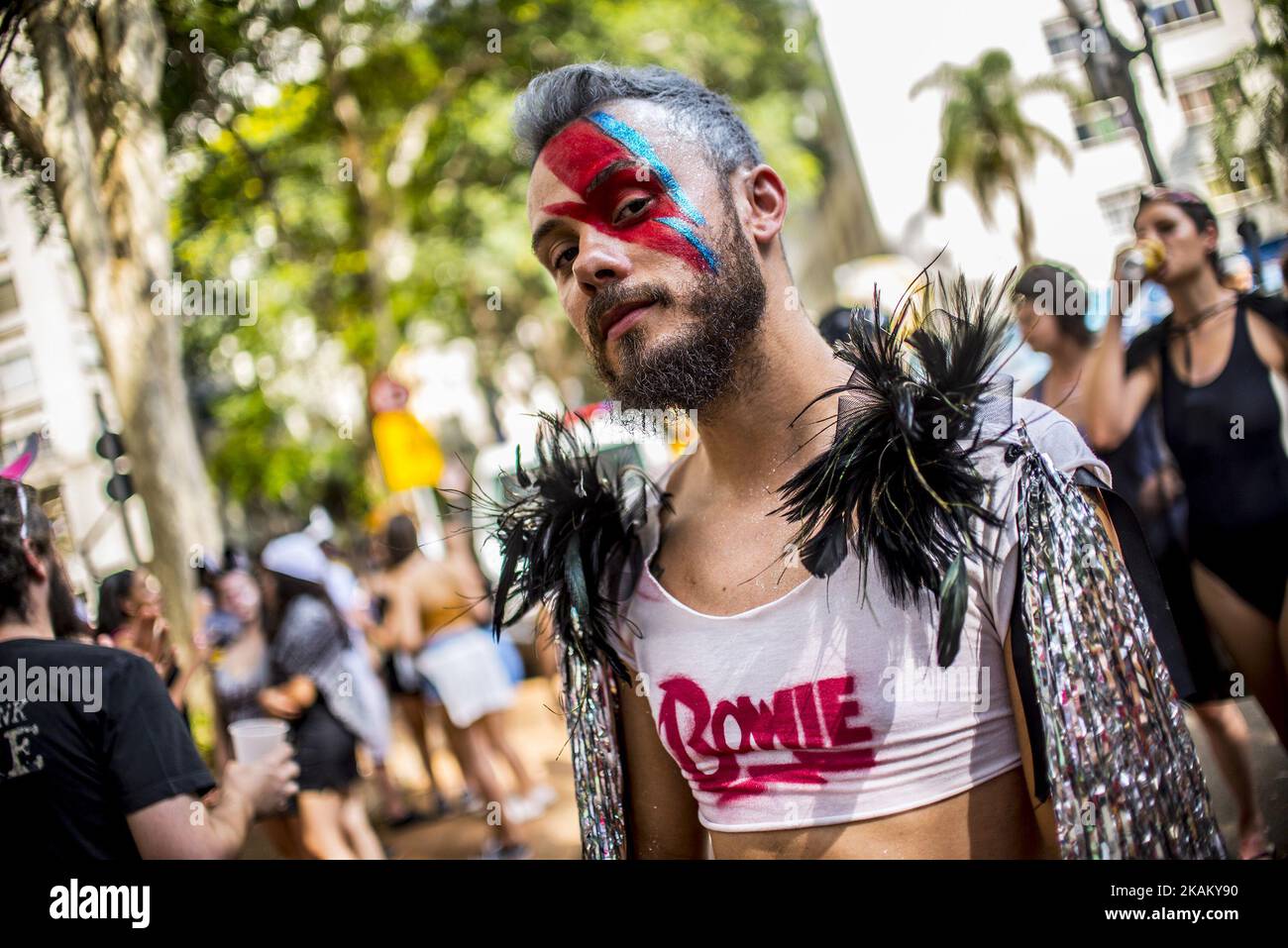 Nachtschwärmer nehmen an der Karnevalsgruppenparade Teil, die den Sänger David Bowie am 28. Februar 2017 in Sao Paulo, Brasilien, durch die Straßen der Innenstadt ehrt. Der ikonische Musiker starb am 10. Januar 2016 in New York City. (Foto von Cris FAGA/NurPhoto) *** Bitte nutzen Sie die Gutschrift aus dem Kreditfeld *** Stockfoto