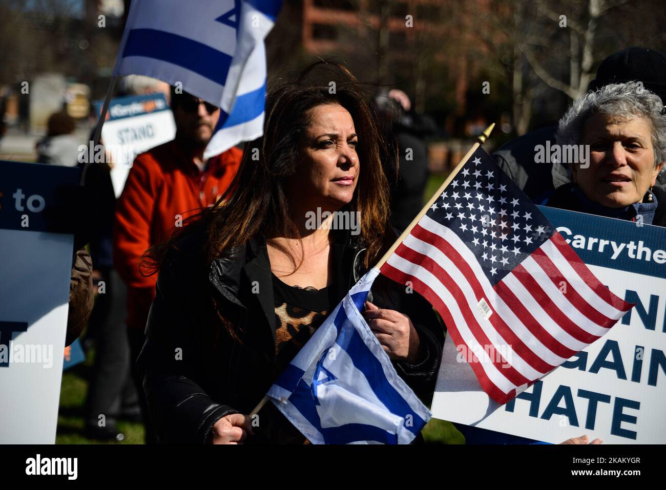 Die Führer der interreligiösen Kirche und der Gemeinschaft werden von lokalen gewählten Beamten bei einer „Stand Against Hate“-Kundgebung am 2. März 2017 in der Independence Mall in Philadelphia, PA, begleitet. (Foto von Bastiaan Slabbers/NurPhoto) *** Bitte nutzen Sie die Gutschrift aus dem Kreditfeld *** Stockfoto
