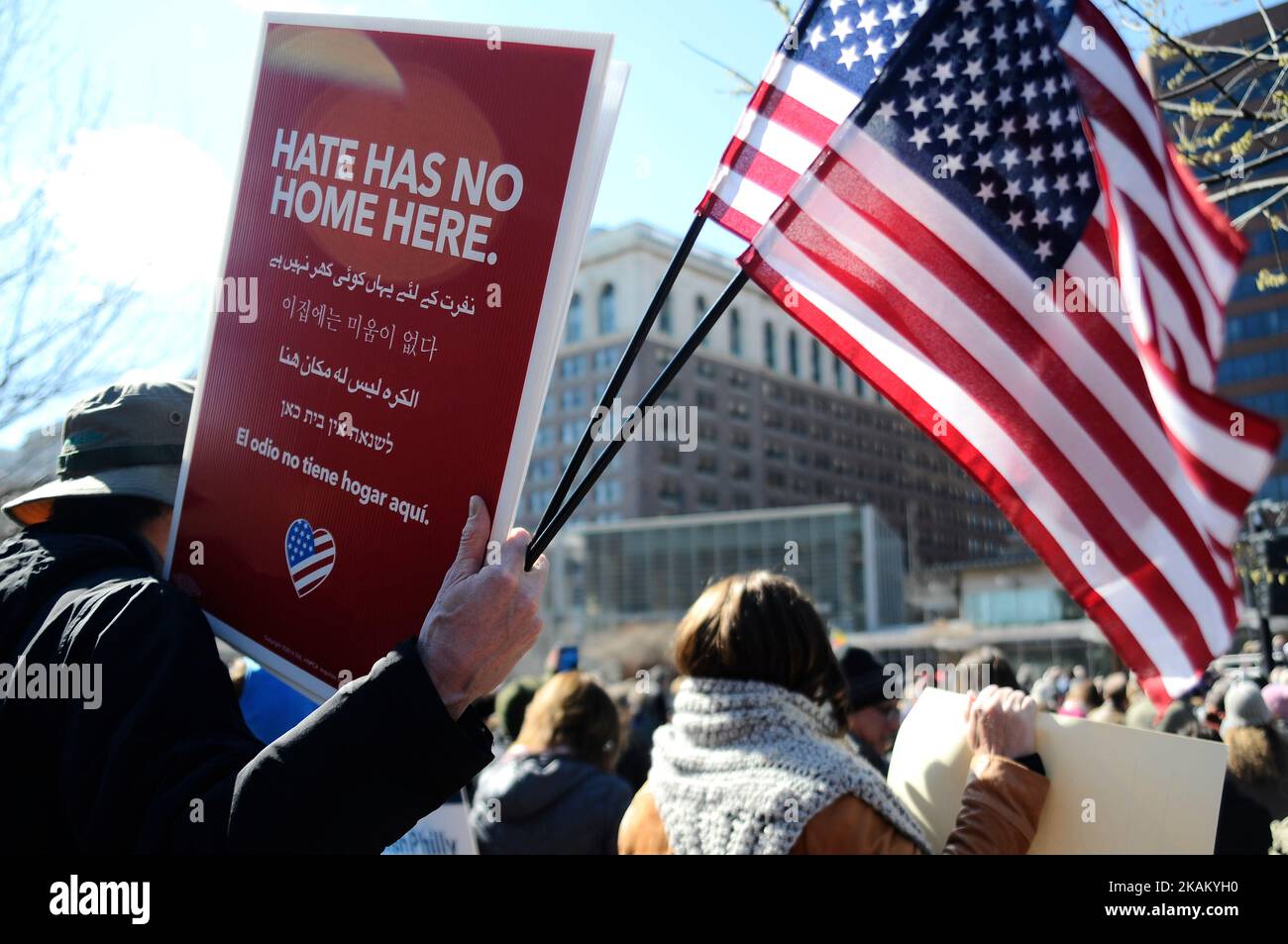 Die Führer der interreligiösen Kirche und der Gemeinschaft werden von lokalen gewählten Beamten bei einer „Stand Against Hate“-Kundgebung am 2. März 2017 in der Independence Mall in Philadelphia, PA, begleitet. (Foto von Bastiaan Slabbers/NurPhoto) *** Bitte nutzen Sie die Gutschrift aus dem Kreditfeld *** Stockfoto