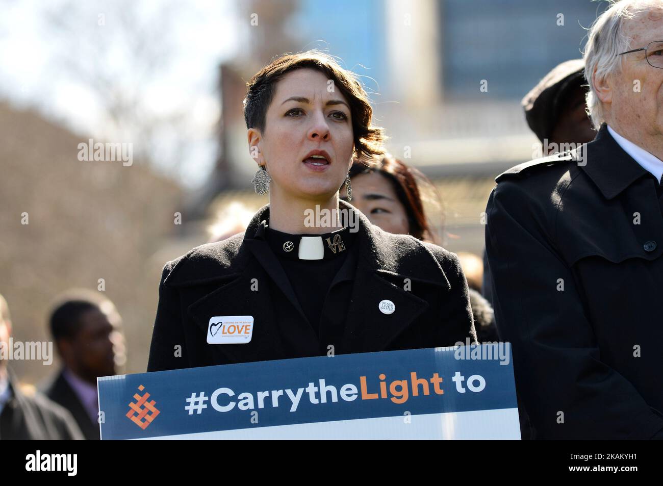 Rev. Abbey Tennis, Minister der First United Methodist Church, ist einer von mehreren religiösen Führern, da sich die Führer der Interfaith Church und der Communitygemeinde bei einer „Stand Against Hate“-Kundgebung am 2. März 2017 in der Independence Mall in Philadelphia, PA, mit lokalen gewählten Vertretern zusammentun. (Foto von Bastiaan Slabbers/NurPhoto) *** Bitte nutzen Sie die Gutschrift aus dem Kreditfeld *** Stockfoto