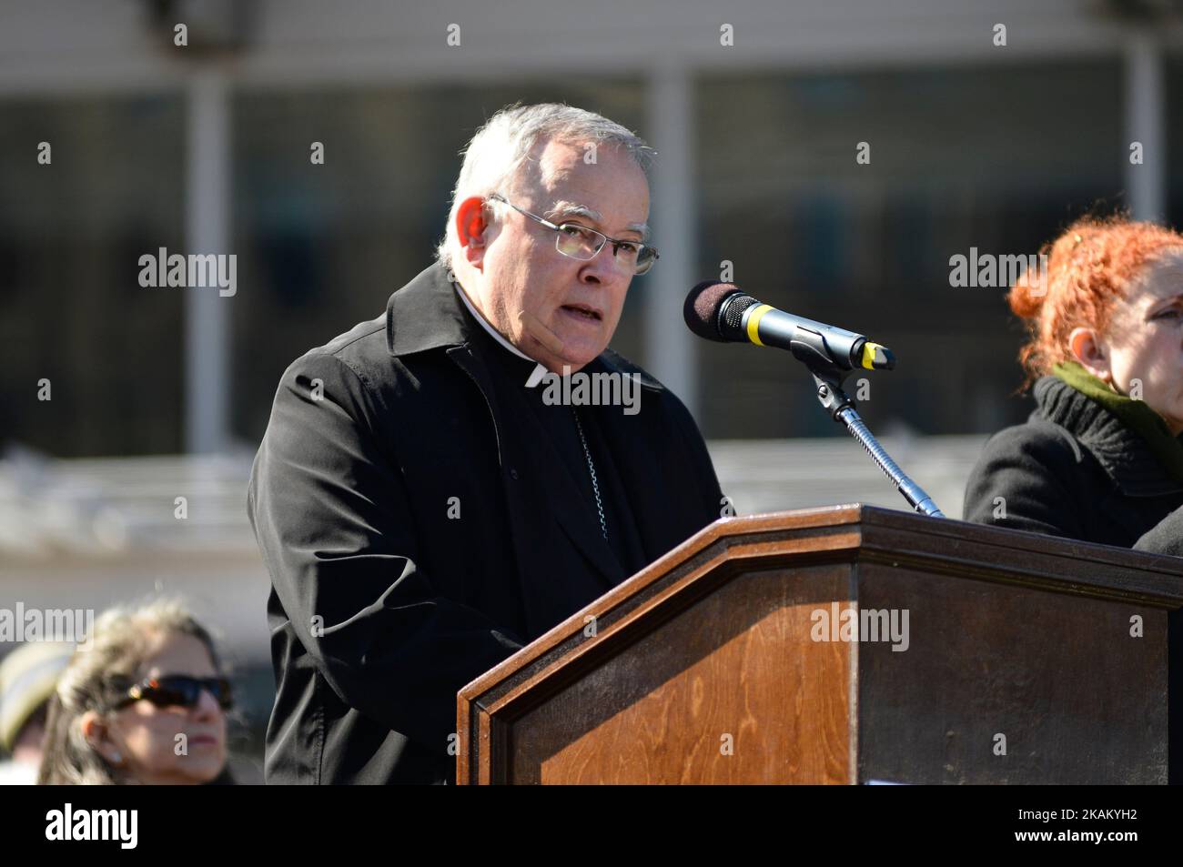 Erzbischof Charles Chaput (links) wird auf der Bühne gesehen, als die Führer der interreligiösen Kirche und der Gemeinschaft von lokalen gewählten Beamten bei einer „Stand Against Hate“-Kundgebung am 2. März 2017 in der Independence Mall in Philadelphia, PA, begleitet werden. (Foto von Bastiaan Slabbers/NurPhoto) *** Bitte nutzen Sie die Gutschrift aus dem Kreditfeld *** Stockfoto