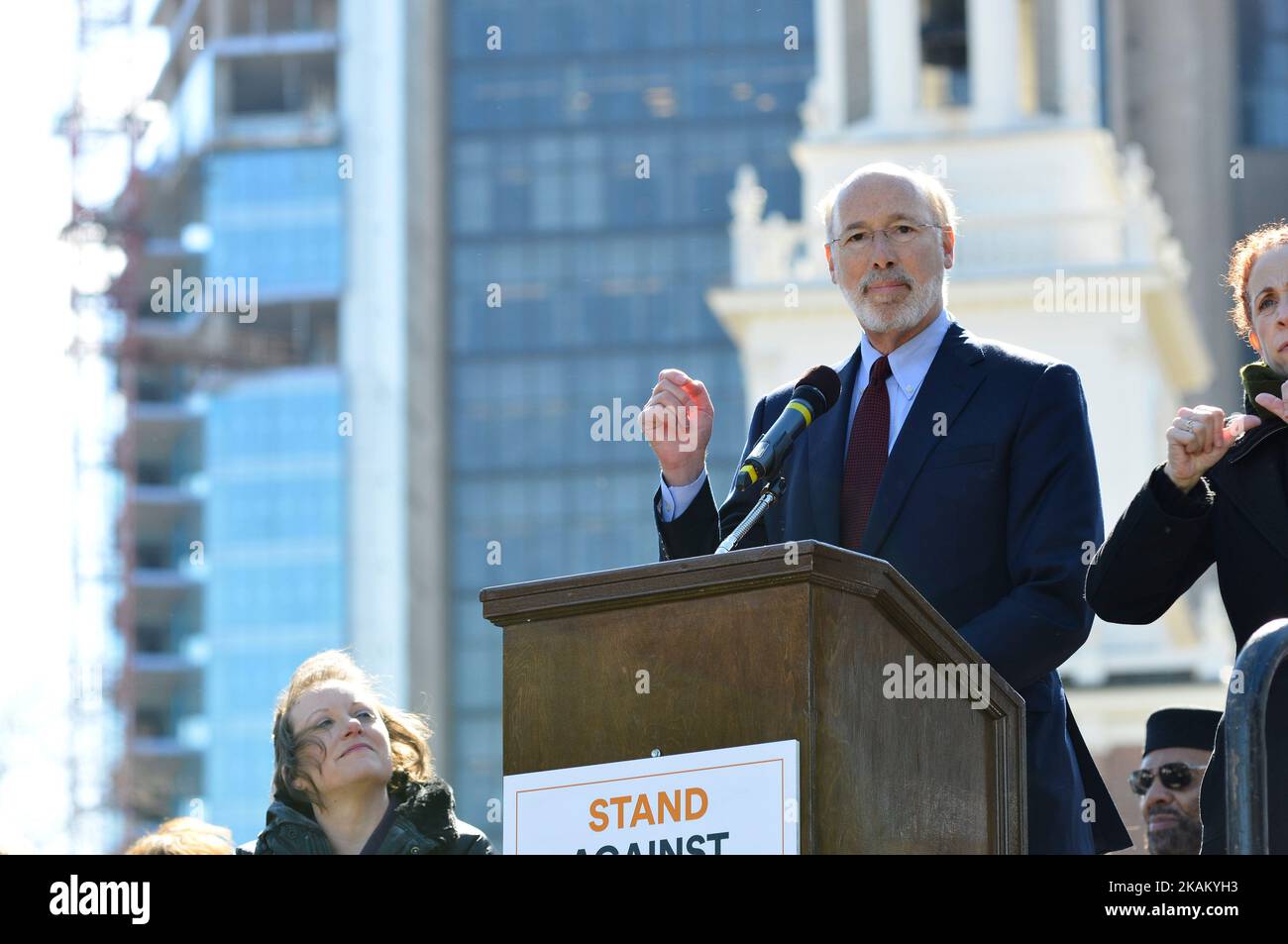 Der Gouverneur von Pennsylvania, Tom Wolf, spricht auf der Bühne, während sich die Führer der interreligiösen Kirche und der Gemeinden bei einer „Stand Against Hate“-Kundgebung am 2. März 2017 in der Independence Mall in Philadelphia, PA, von lokalen gewählten Vertretern treffen. (Foto von Bastiaan Slabbers/NurPhoto) *** Bitte nutzen Sie die Gutschrift aus dem Kreditfeld *** Stockfoto