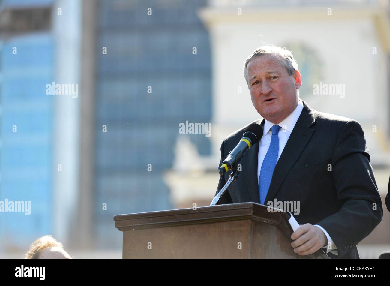 Der Bürgermeister von Philadelphia, Jim Kinney, spricht auf der Bühne vor Hunderten von Vertretern der interreligiösen Kirche und der Gemeinde, die sich bei einer „Stand Against Hate“-Kundgebung am 2. März 2017 in der Independence Mall in Philadelphia, PA, von lokalen gewählten Beamten begleitet werden. (Foto von Bastiaan Slabbers/NurPhoto) *** Bitte nutzen Sie die Gutschrift aus dem Kreditfeld *** Stockfoto