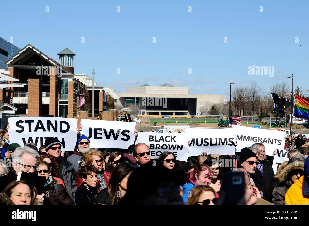 Die Führer der interreligiösen Kirche und der Gemeinschaft werden von lokalen gewählten Beamten bei einer „Stand Against Hate“-Kundgebung am 2. März 2017 in der Independence Mall in Philadelphia, PA, begleitet. (Foto von Bastiaan Slabbers/NurPhoto) *** Bitte nutzen Sie die Gutschrift aus dem Kreditfeld *** Stockfoto