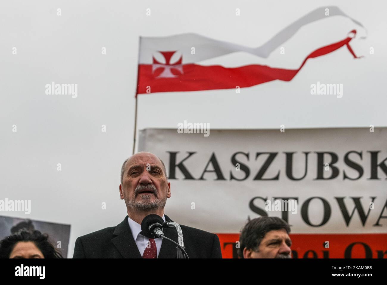 Verteidigungsminister Antoni Macierewicz wird am 5. März 2017 in Golubie, Region Kaschubia, Polen, gesehen. Macierewicz besucht Golubie, um am Todestag von Jozef Dambek teilzunehmen - Anführer der geheimen Militärorganisation Gryf Pomorski während des Zweiten Weltkriegs. (Foto von Michal Fludra/NurPhoto) *** Bitte nutzen Sie die Gutschrift aus dem Kreditfeld *** Stockfoto