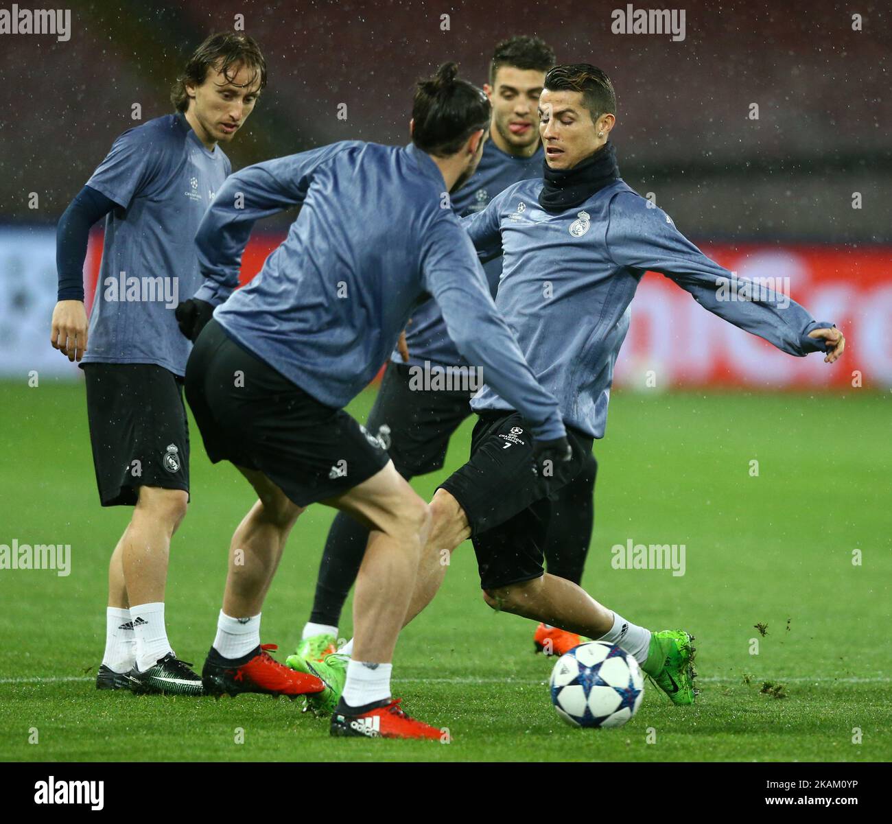Real Madrids portugiesischer Stürmer Cristiano Ronaldo in Aktion während eines Trainings bei starkem Regen am Vorabend des Champions-League-Fußballspiels Napoli gegen Real Madrid am 6. März 2017 im San Paolo-Stadion in Neapel. (Foto von Matteo Ciambelli/NurPhoto) *** Bitte nutzen Sie die Gutschrift aus dem Kreditfeld *** Stockfoto