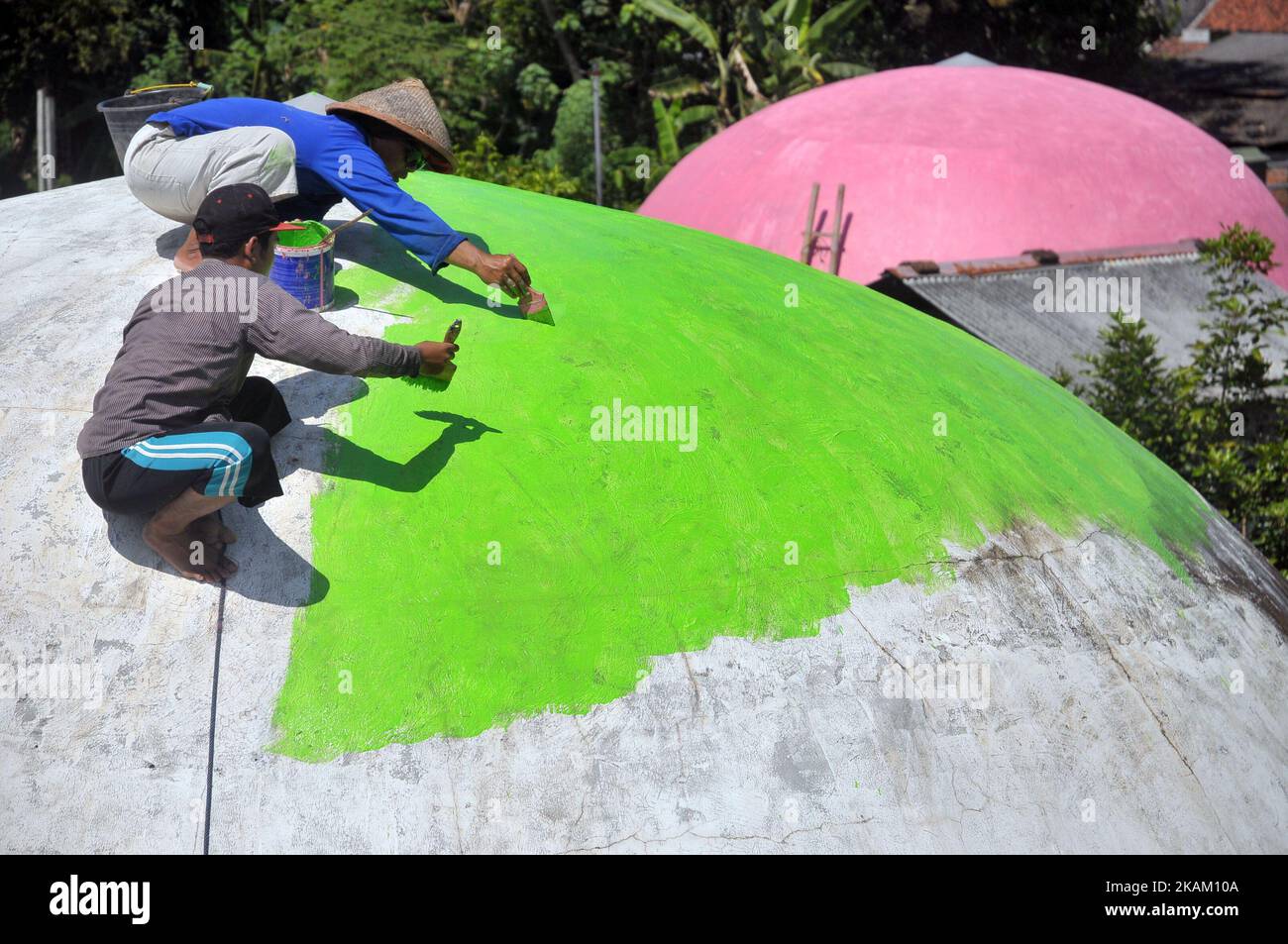 Am 5. März malen die Bewohner das Haus „Dome“ im Dorf Nglepen, Prambanan, Sleman, Yogyakarta, 2017. Die Bemalung der 80 Häuser im Dorf, die Opfer nach dem Erdbeben von Yokyakarta im Jahr 2006 versorgen, soll die Attraktivität des Reisens erhöhen. Dasril Roszandi (Foto: Dasril Roszandi/NurPhoto) *** Bitte nutzen Sie die Gutschrift aus dem Kreditfeld *** Stockfoto