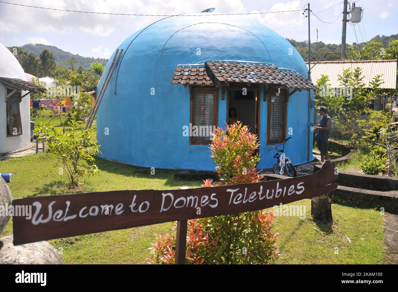 Am 5. März malen die Bewohner das Haus „Dome“ im Dorf Nglepen, Prambanan, Sleman, Yogyakarta, 2017. Die Bemalung der 80 Häuser im Dorf, die Opfer nach dem Erdbeben von Yokyakarta im Jahr 2006 versorgen, soll die Attraktivität des Reisens erhöhen. Dasril Roszandi (Foto: Dasril Roszandi/NurPhoto) *** Bitte nutzen Sie die Gutschrift aus dem Kreditfeld *** Stockfoto