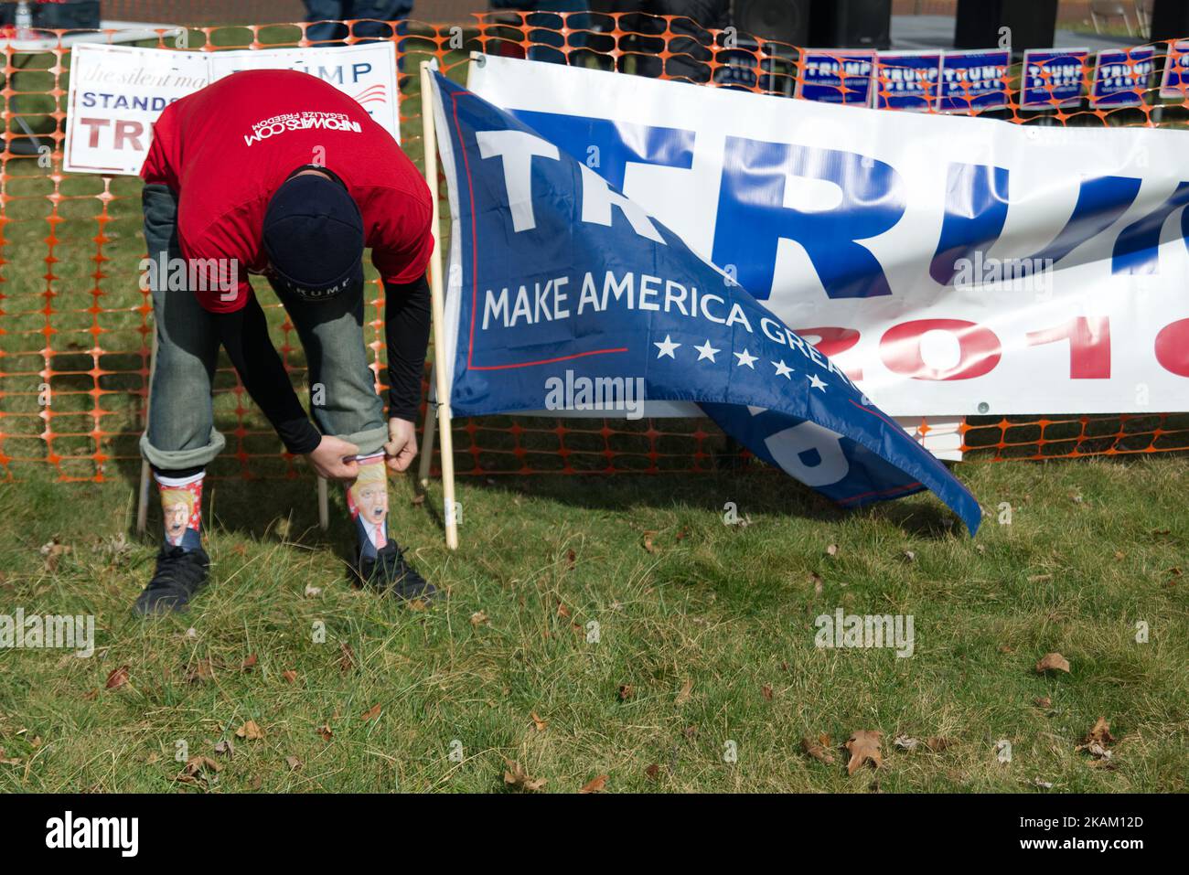 Pete Pigiannantonio aus dem Nordosten von Philadelphia zeigt am 4.. März 2017 einen Cartoon-Zeichentrickfilm von Trump sox bei einer Kundgebung für Trump in Bensalem, PA. Ähnliche kleine Veranstaltungen wurden landesweit veranstaltet, die Kundgebung von People4trump im Neshaminy State Park, in den Vororten von Philadelphia, zog zwischen 250 und 500 Menschen an. (Foto von Bastiaan Slabbers/NurPhoto) *** Bitte nutzen Sie die Gutschrift aus dem Kreditfeld *** Stockfoto