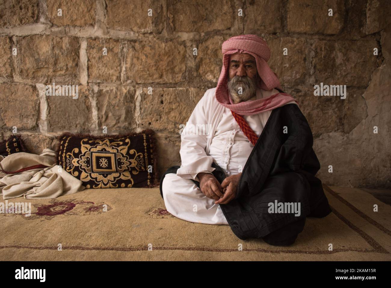 Ein Yazidi-Mann führt am 2016. März in Lalish, Irak nahe der Grenze zu Irakisch-Kurdistan, ein religiöses Ritual im heiligsten Tempel des Yazidi-Glaubens durch. Lalish ist der Ort des Grabes von Scheich Adi ibn Musafir, der zentralen Figur des Yazidi-Glaubens. (Foto von Diego Cupolo/NurPhoto) *** Bitte nutzen Sie die Gutschrift aus dem Kreditfeld *** Stockfoto