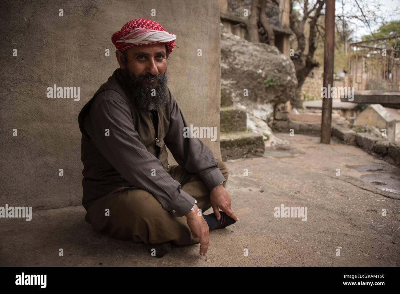 Ein Yazidi-Mann führt am 2016. März in Lalish, Irak nahe der Grenze zu Irakisch-Kurdistan, ein religiöses Ritual im heiligsten Tempel des Yazidi-Glaubens durch. Lalish ist der Ort des Grabes von Scheich Adi ibn Musafir, der zentralen Figur des Yazidi-Glaubens. (Foto von Diego Cupolo/NurPhoto) *** Bitte nutzen Sie die Gutschrift aus dem Kreditfeld *** Stockfoto